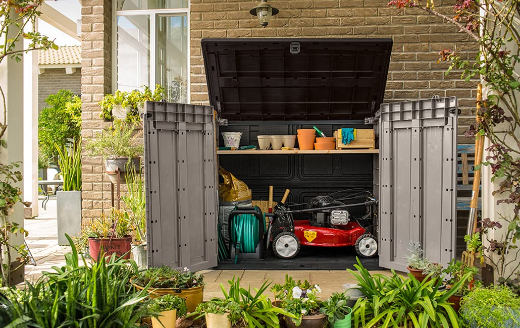 Grauer, offener Gartenschrank mit Rasenmäher, Schlauch und Töpfen im Regal.