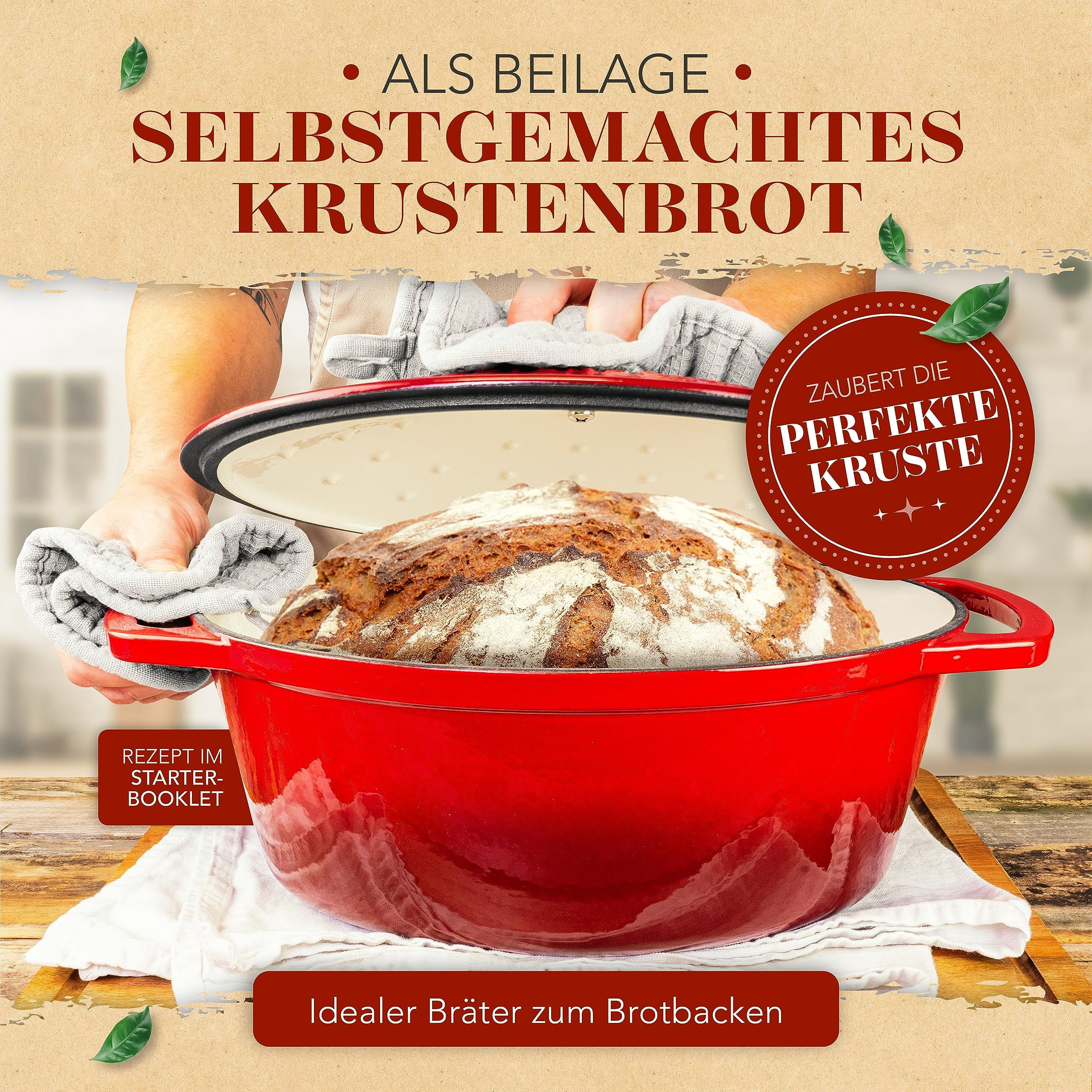 Ein roter Bräter mit frisch gebackenem Krustenbrot auf einem Holztisch, im Hintergrund Text und Blätter.
