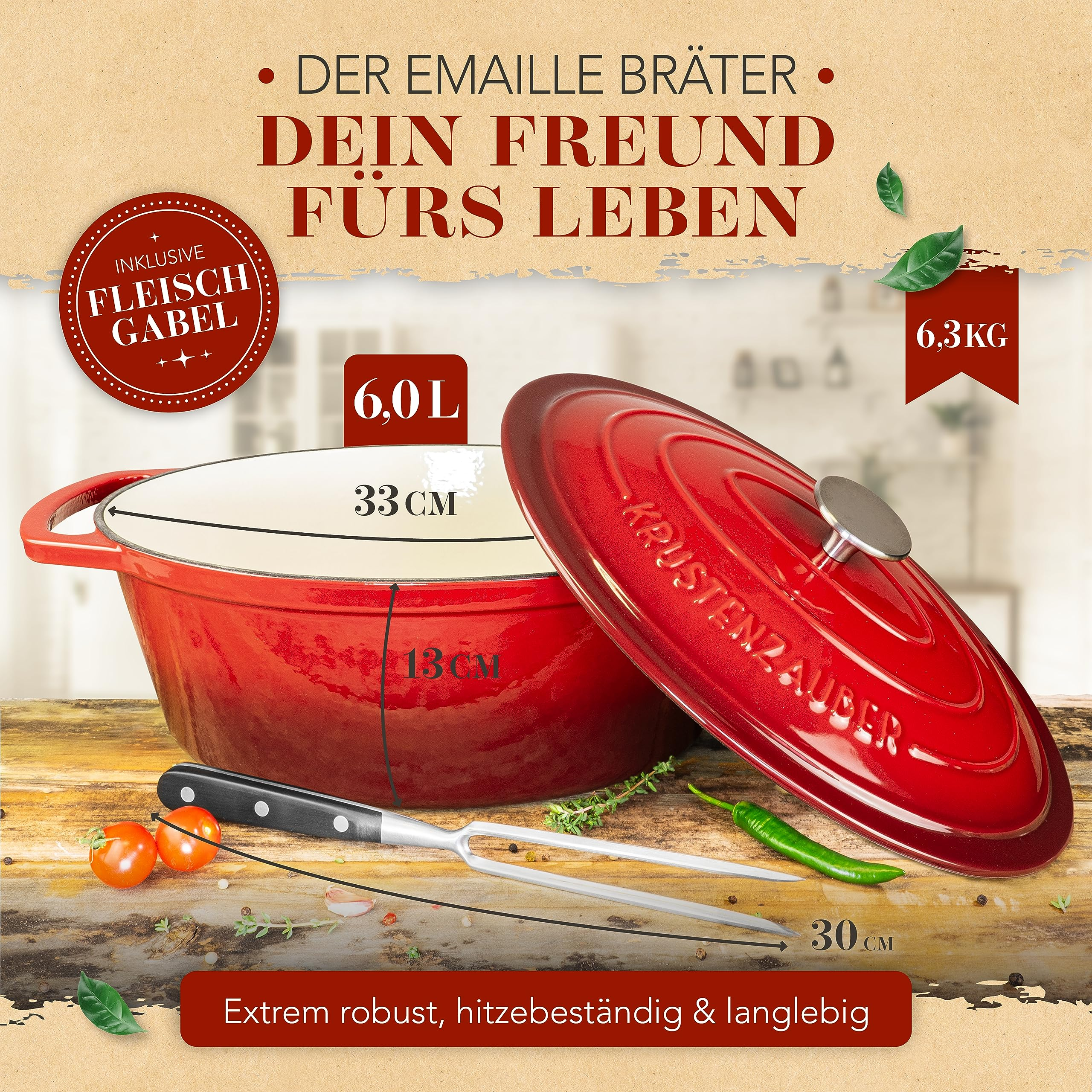 Roter Emaille Bräter mit Deckel, Fleischgabel, Tomaten und Kräutern auf Holzuntergrund mit Maßen.