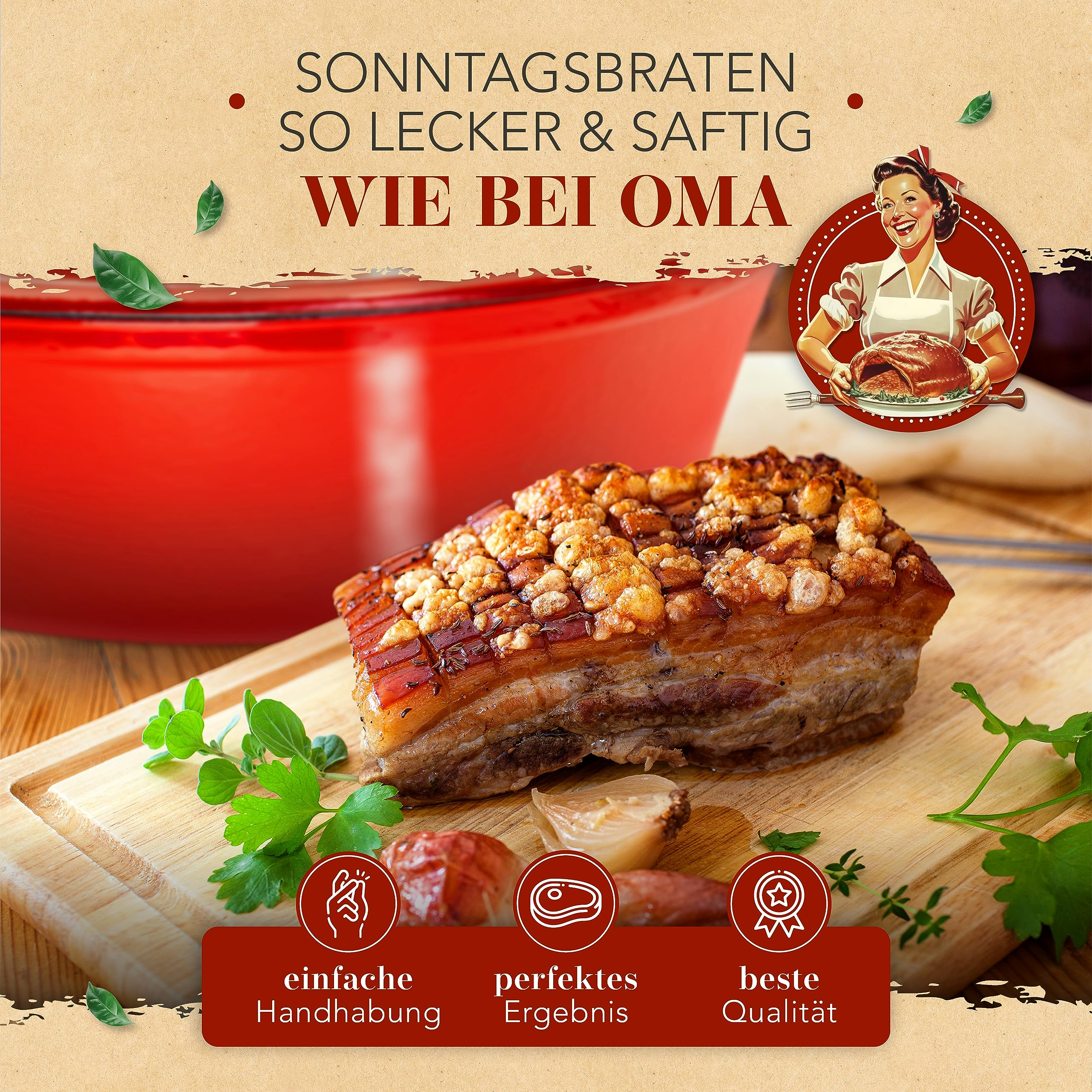 Ein knuspriger Schweinebraten auf einem Holzbrett mit frischen Kräutern und einem roten Topf im Hintergrund.