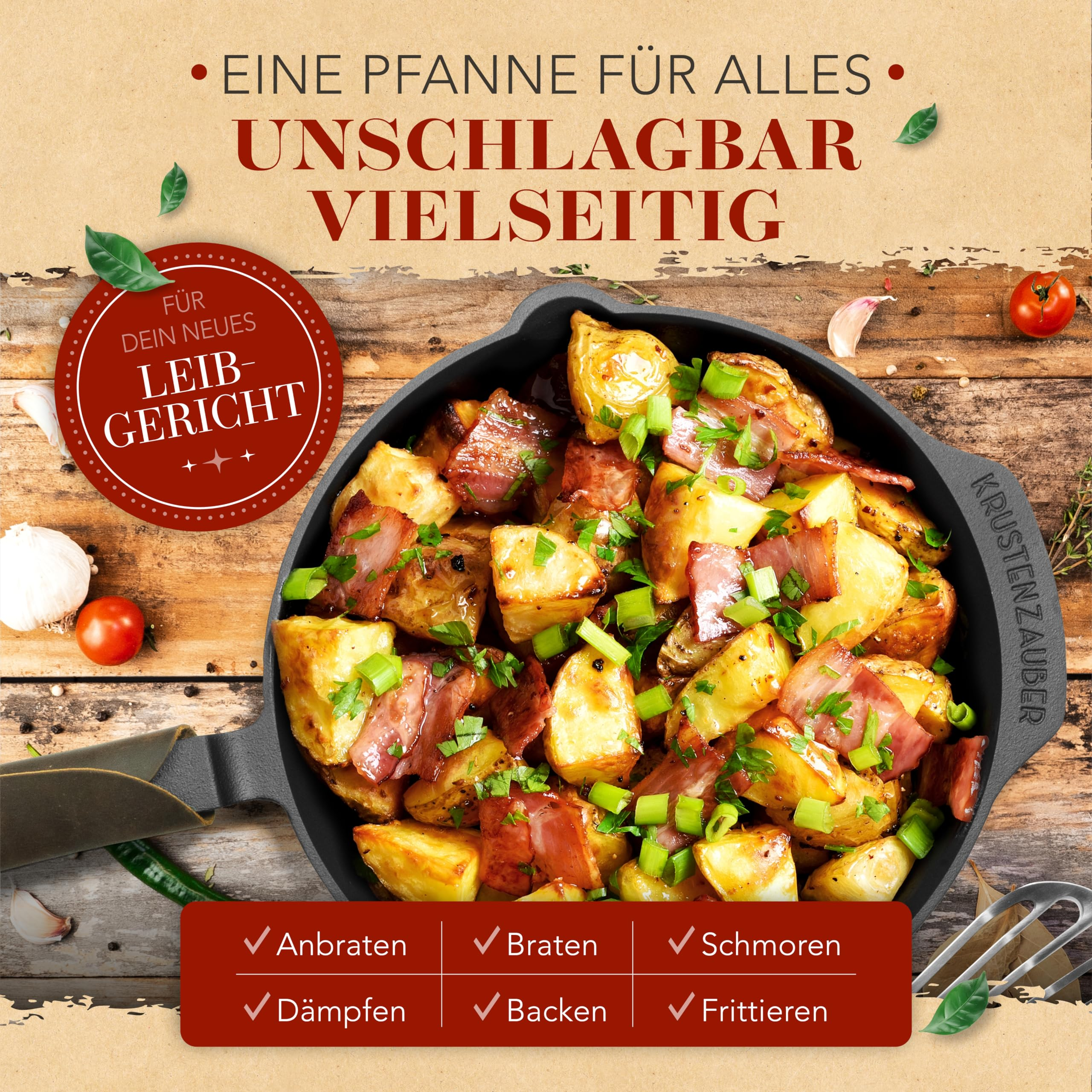 Eine gusseiserne Pfanne mit gebratenen Kartoffeln, Speck und Kräutern auf Holz.
