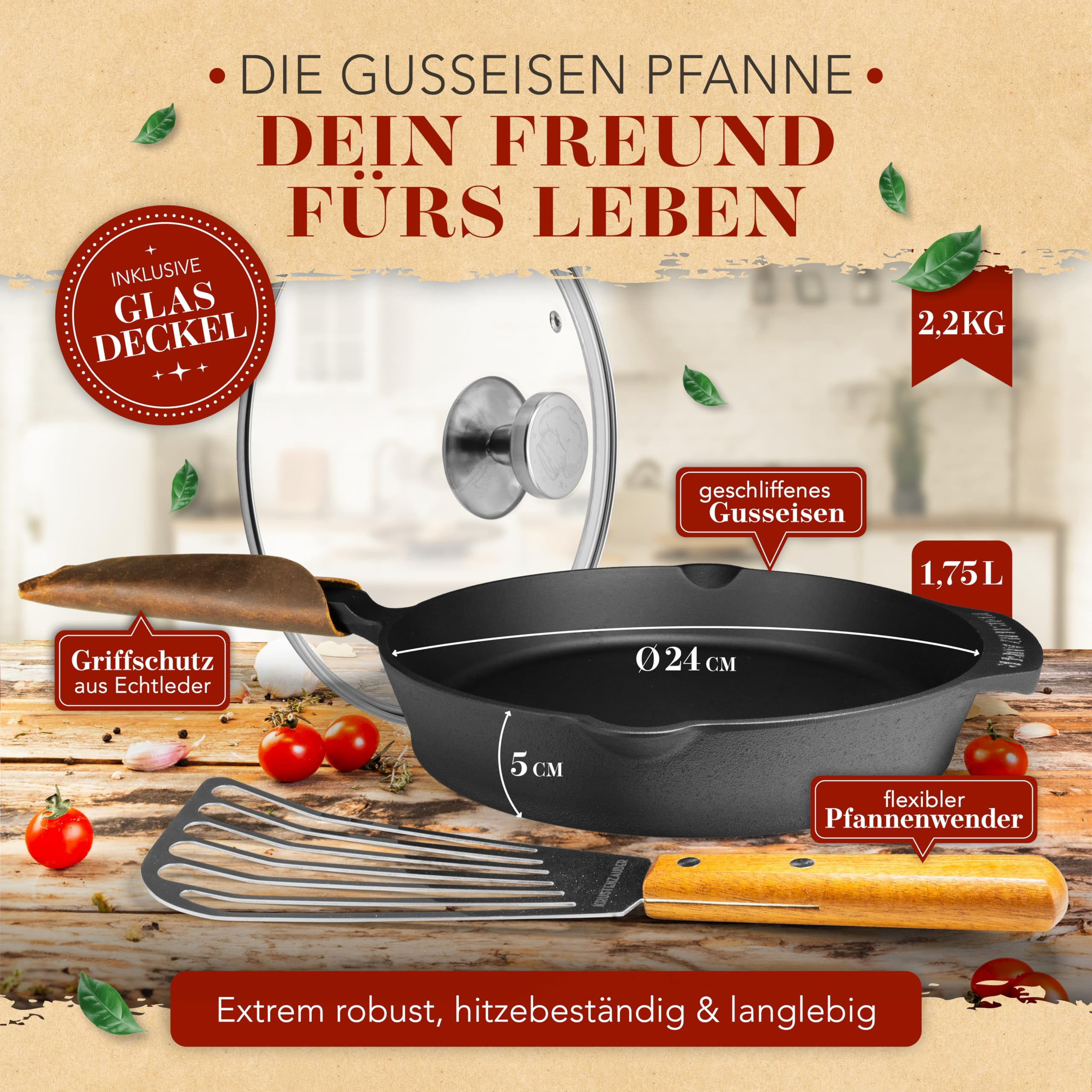 Gusseiserne Pfanne mit Glasdeckel, Ledergriffschutz, Pfannenwender, Tomaten und Knoblauch auf Holztisch.