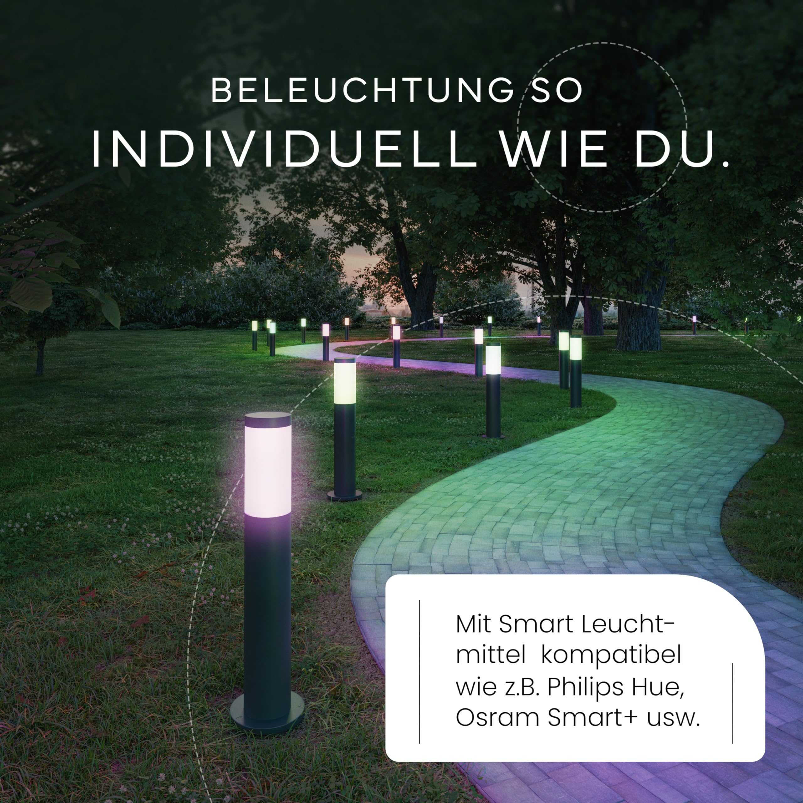 Un sentiero da giardino illuminato da moderni paletti luminosi di vari colori la sera.