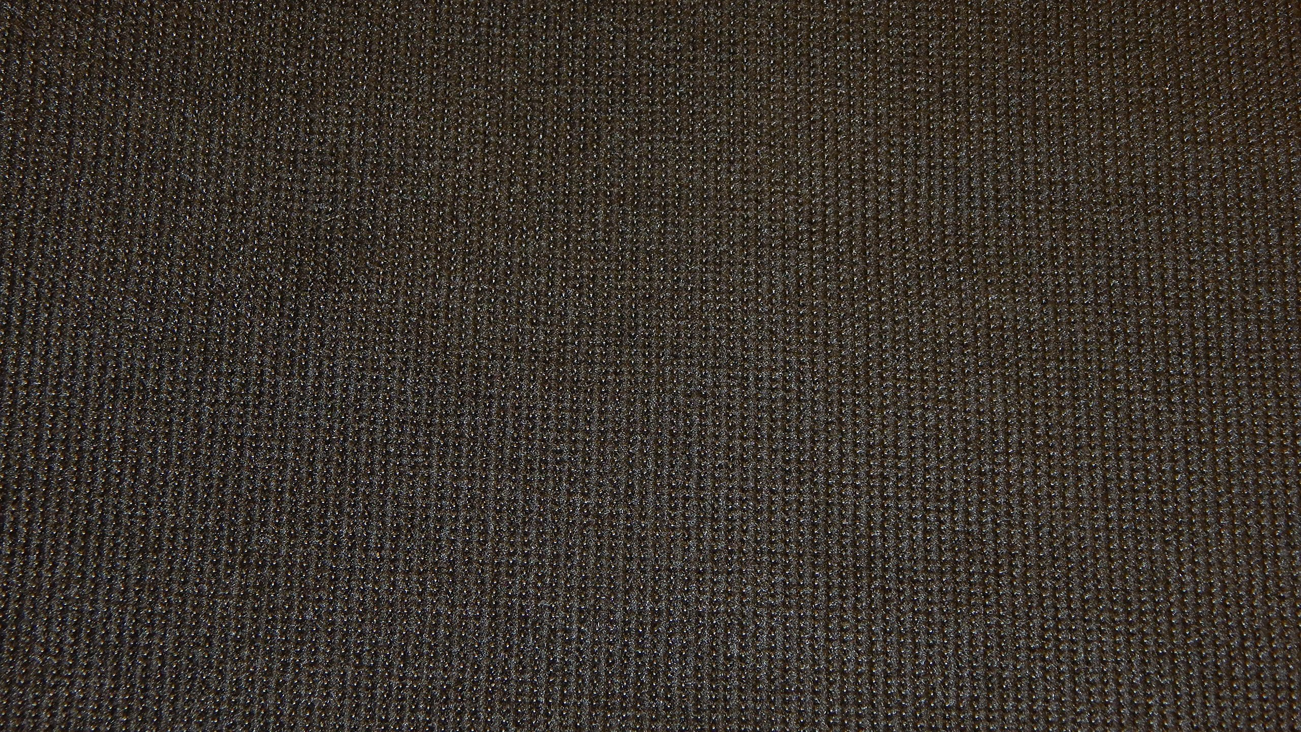 Tessitura di tessuto a maglia marrone scuro con sottili linee verticali.