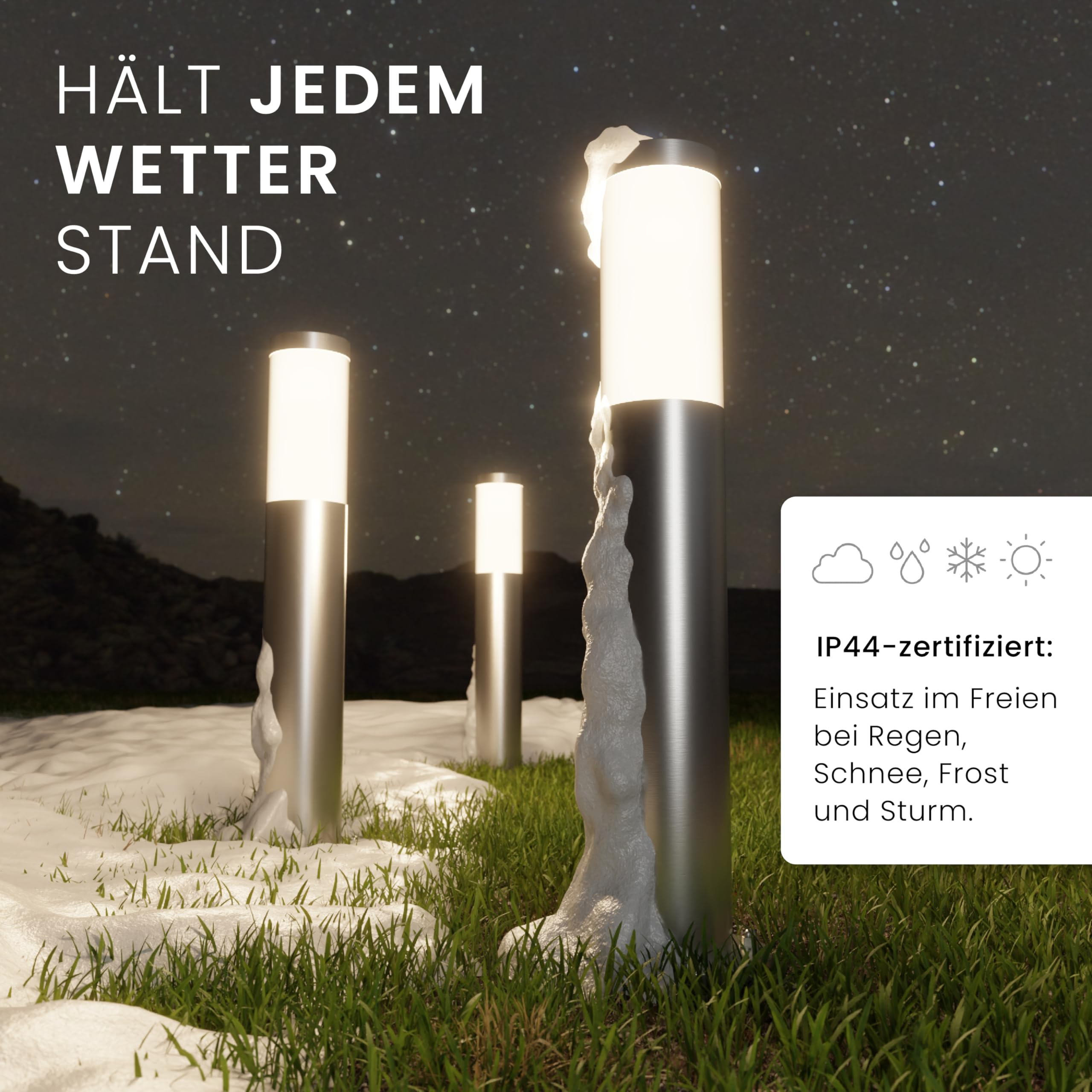 Drei moderne Wegeleuchten stehen im Schnee und Gras unter klarem Nachthimmel.