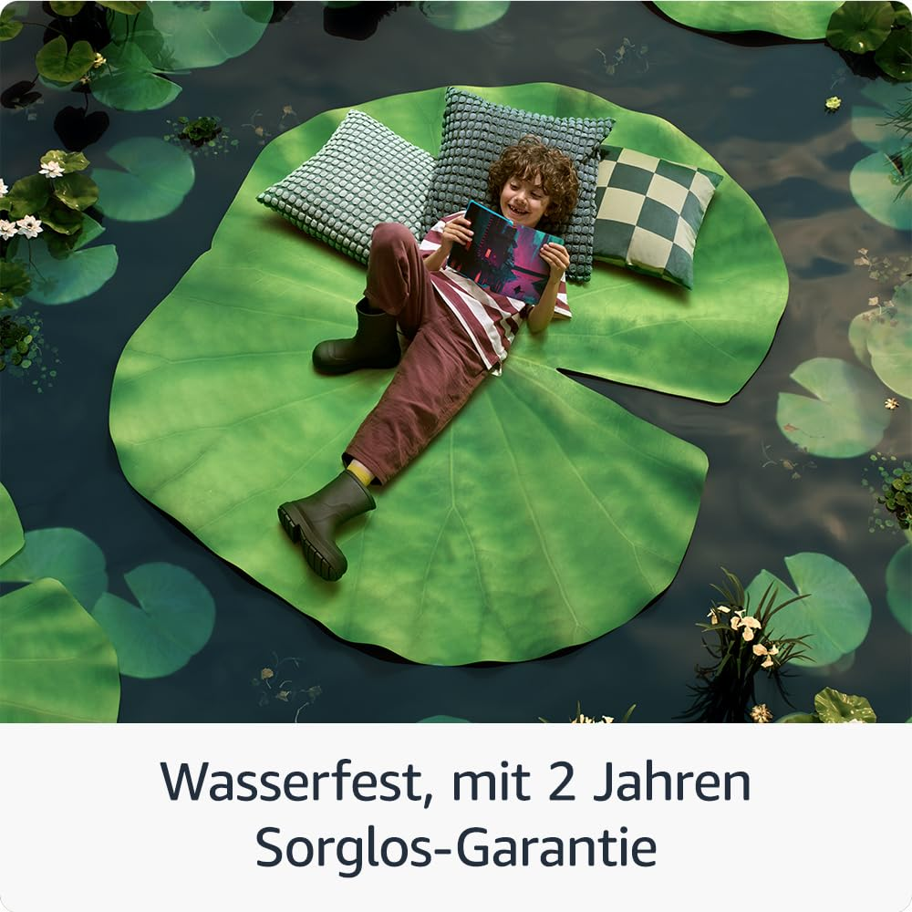 Un bambino con gli stivali è sdraiato su una foglia di ninfea gigante e legge un libro, circondato dall'acqua.