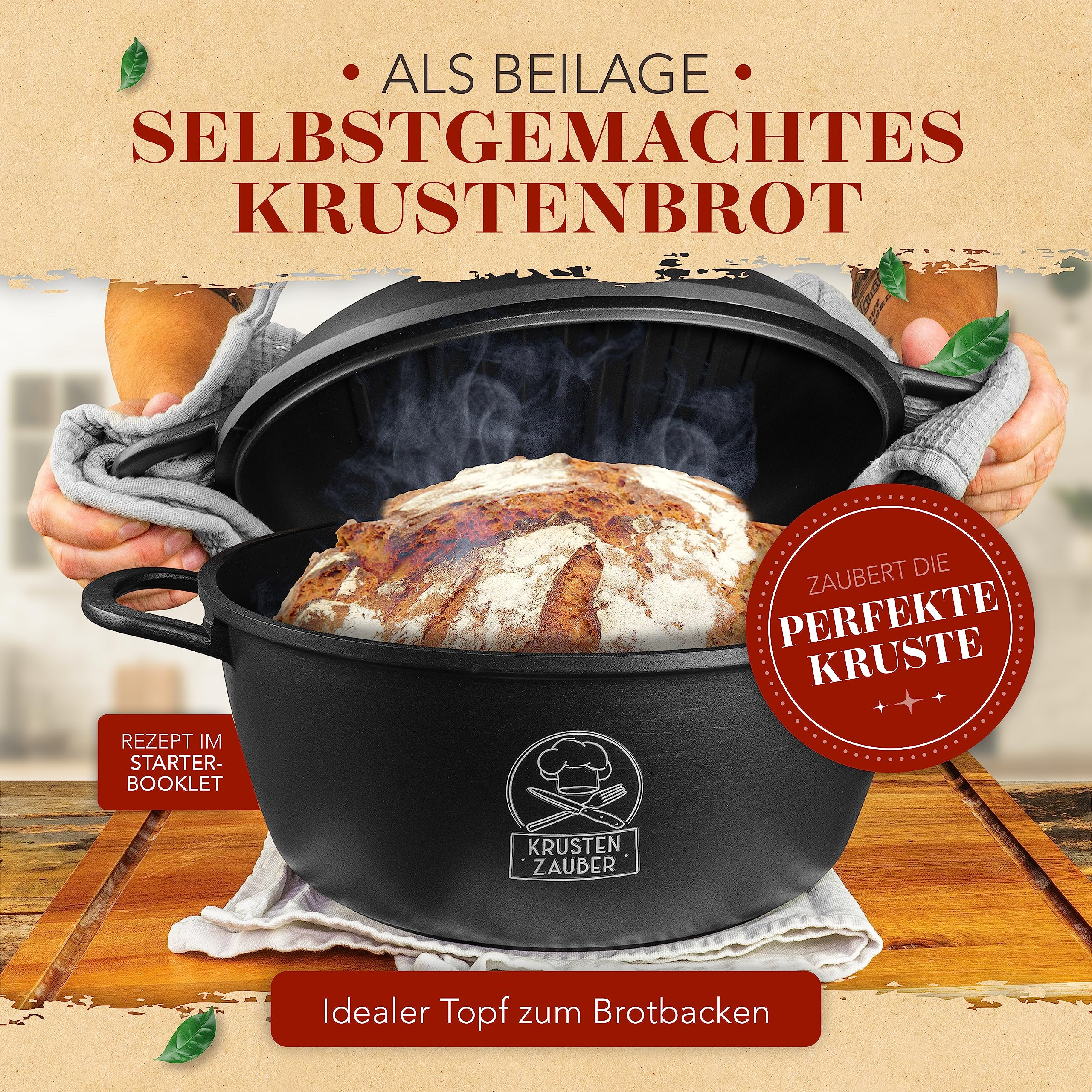 Ein Mensch öffnet einen schwarzen Gusseinsatz-Topf mit dampfendem Krustenbrot auf einem Holzbrett.