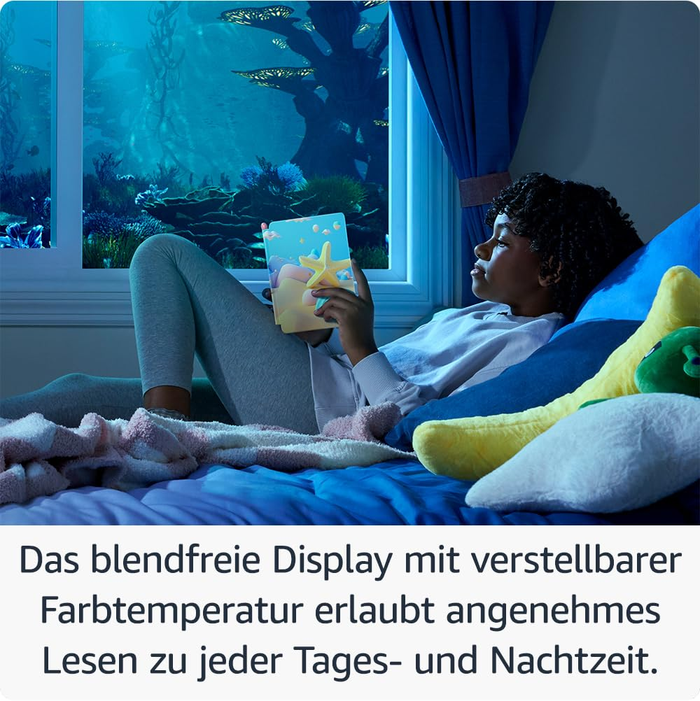 Un bambino legge un e-reader colorato a letto la notte vicino a una finestra sottomarina.