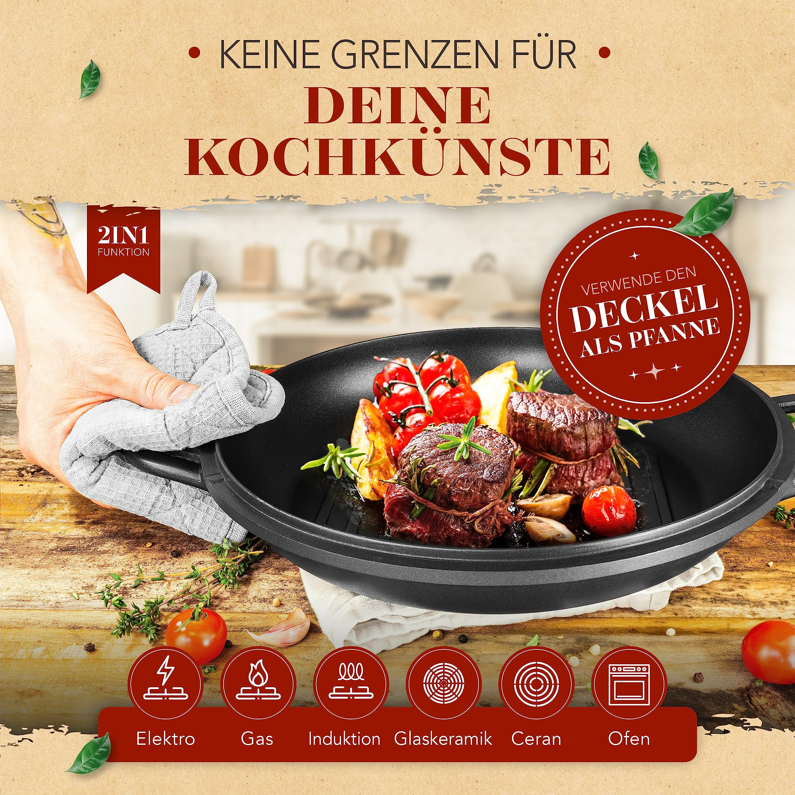 Eine schwarze Pfanne mit gebratenem Fleisch, Tomaten und Kräutern auf einem Holztisch.