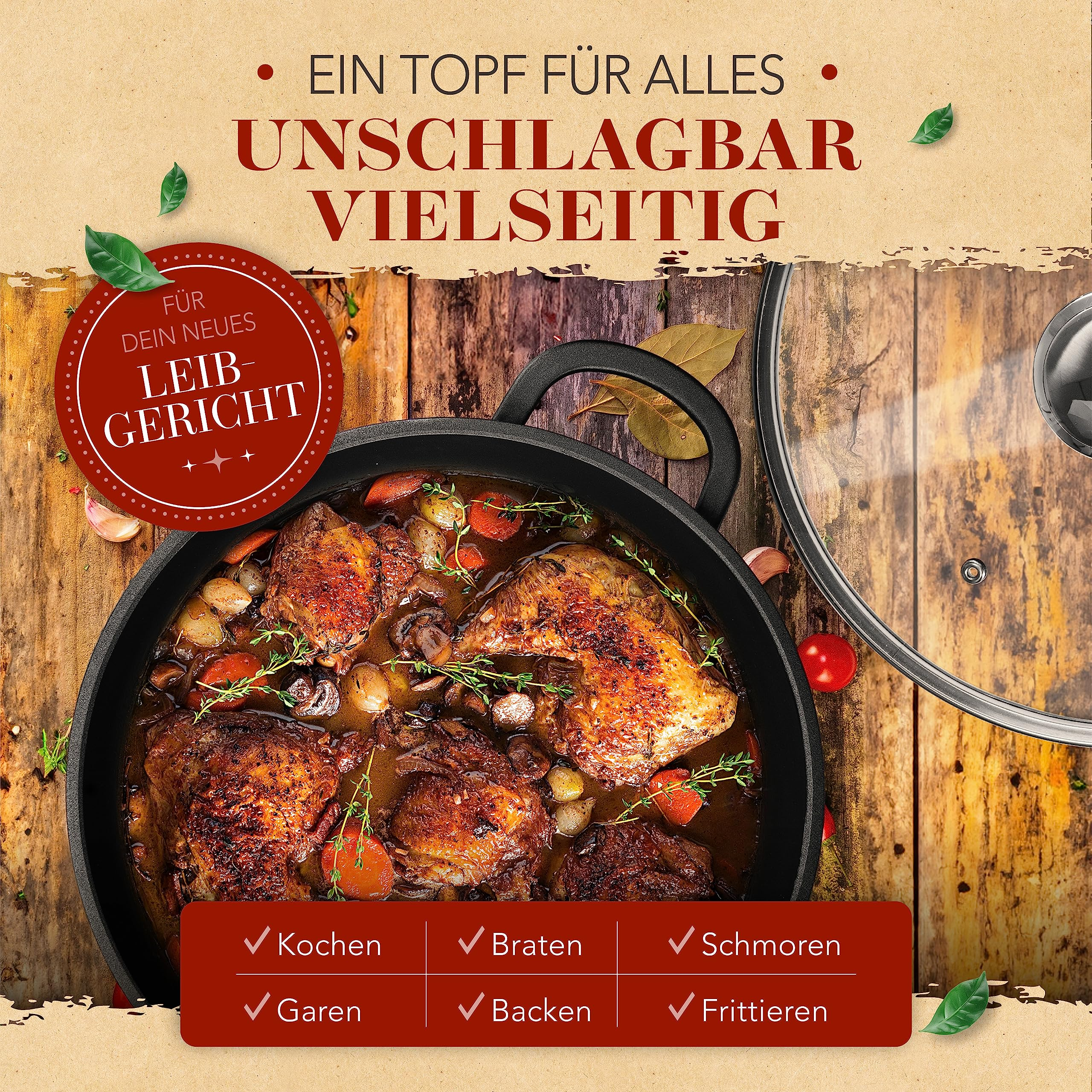 Ein schwarzer Schmortopf mit Hähnchen, Gemüse und Kräutern auf Holz.