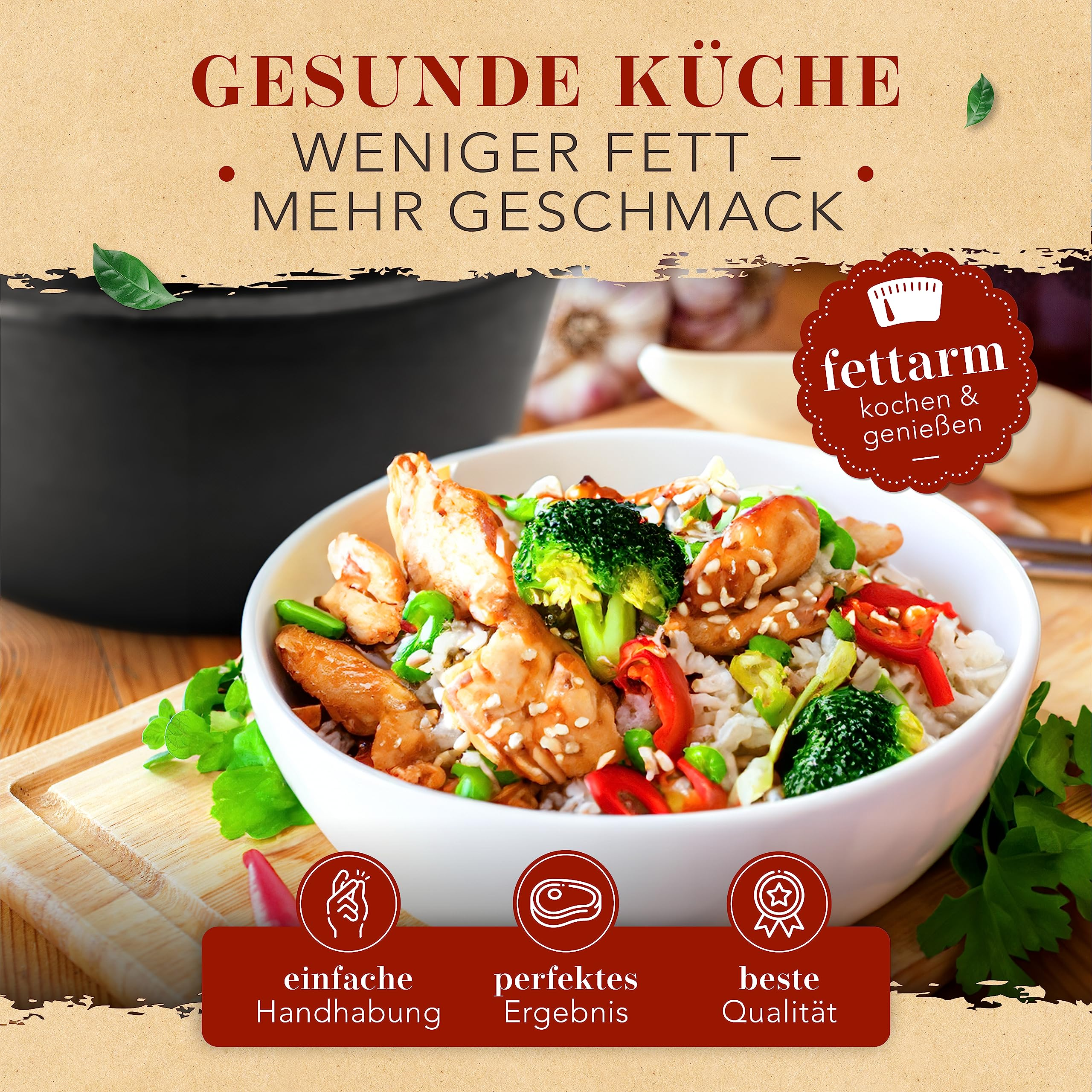 Eine weiße Schüssel mit Reis, Hähnchen, Brokkoli und roten Chilischoten auf einem Holzbrett.