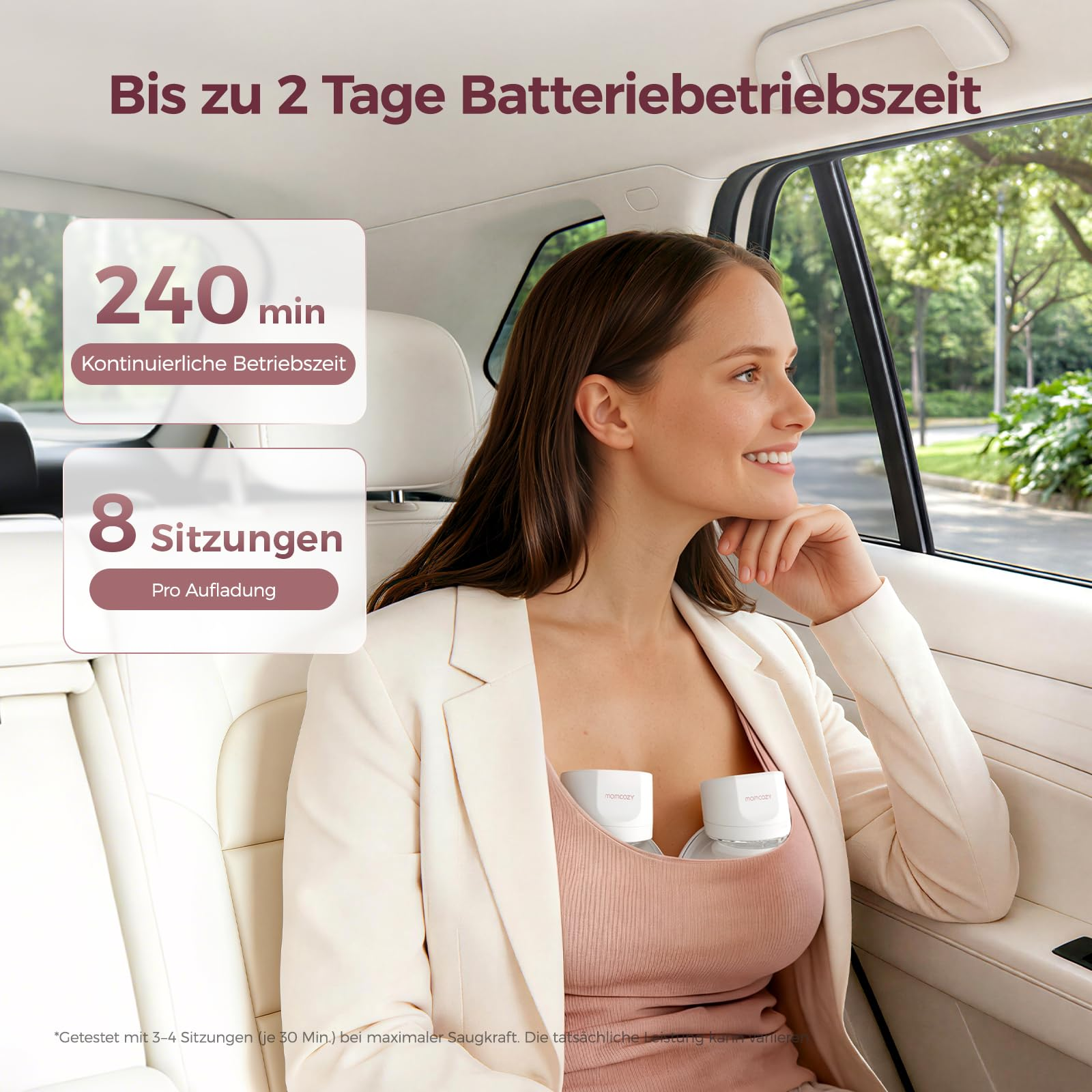 Una donna sorridente in auto usa un tiralatte indossabile con testi sovrapposti.