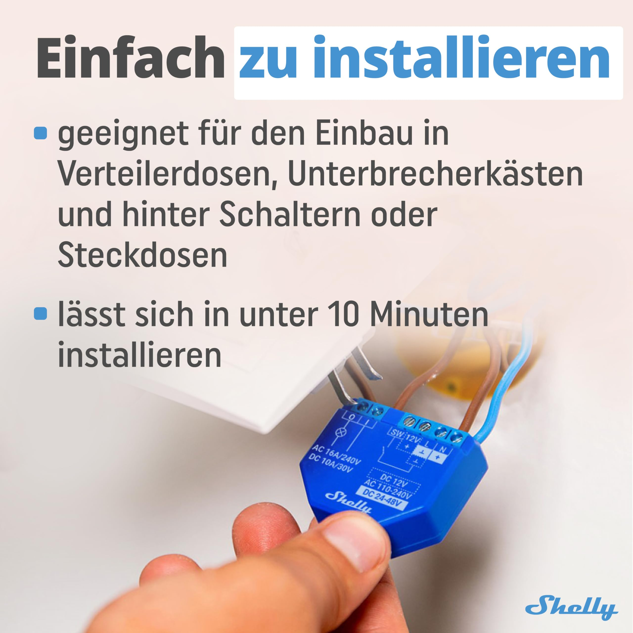 Eine Hand hält ein blaues Shelly-Relais, das in einer Wanddose mit Kabeln verkabelt wird, mit deutschem Text.
