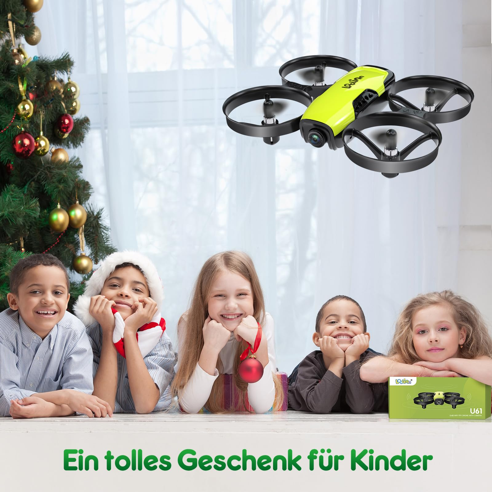 Cinque bambini sorridono mentre un drone verde e nero fluttua sopra di loro vicino a un albero.