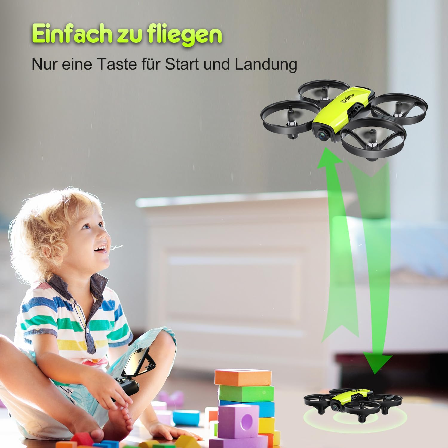 Un bambino siede sul pavimento guardando entusiasta un drone verde in volo.