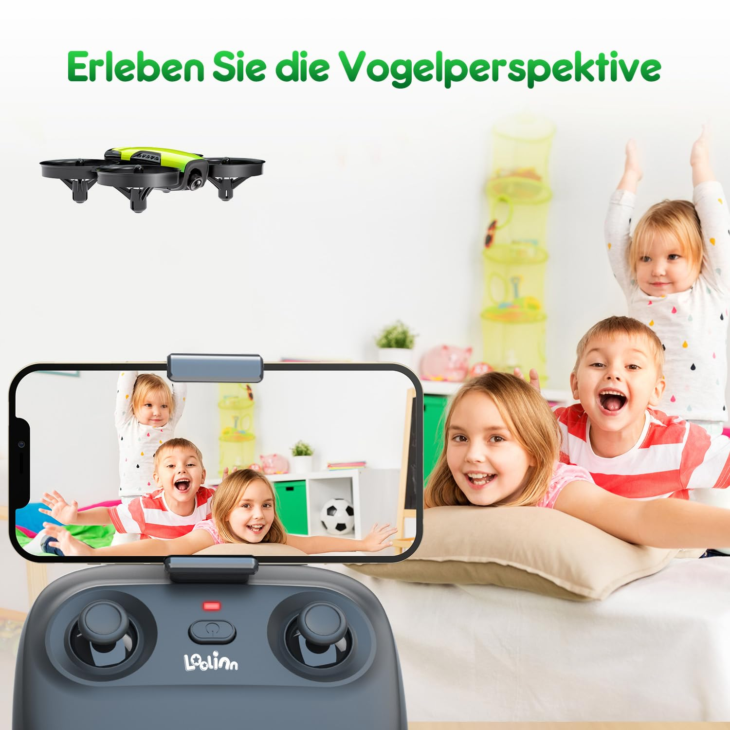 Un controller per droni grigio regge uno smartphone che mostra tre bambini felici su un letto, con un drone verde in volo.