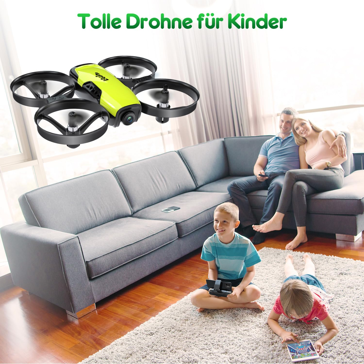 Una famiglia in salotto guarda un drone giallo e nero volare mentre due bambini giocano sul tappeto.