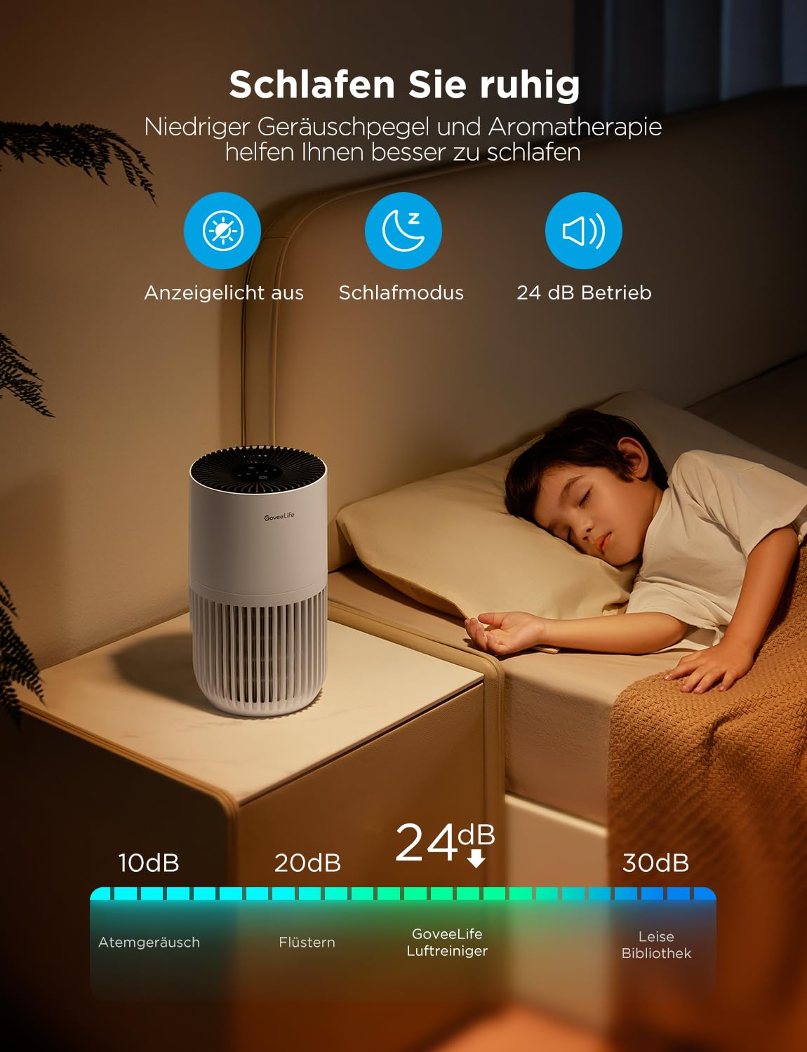 Un bambino dorme tranquillamente nel letto accanto a un purificatore d'aria bianco sul comodino.