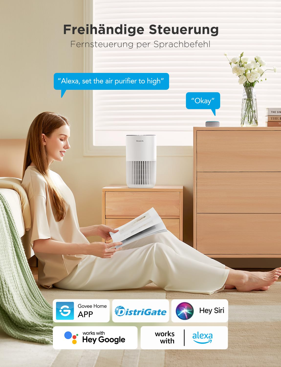 Una donna siede sul pavimento leggendo e controlla un purificatore d'aria con la voce.