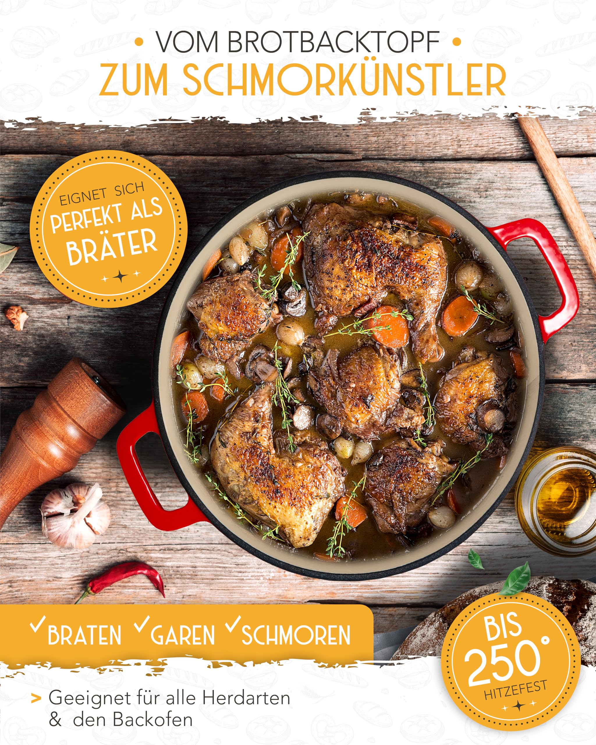 Ein roter Schmortopf mit Hähnchen, Karotten, Pilzen und Kräutern auf einem Holztisch.