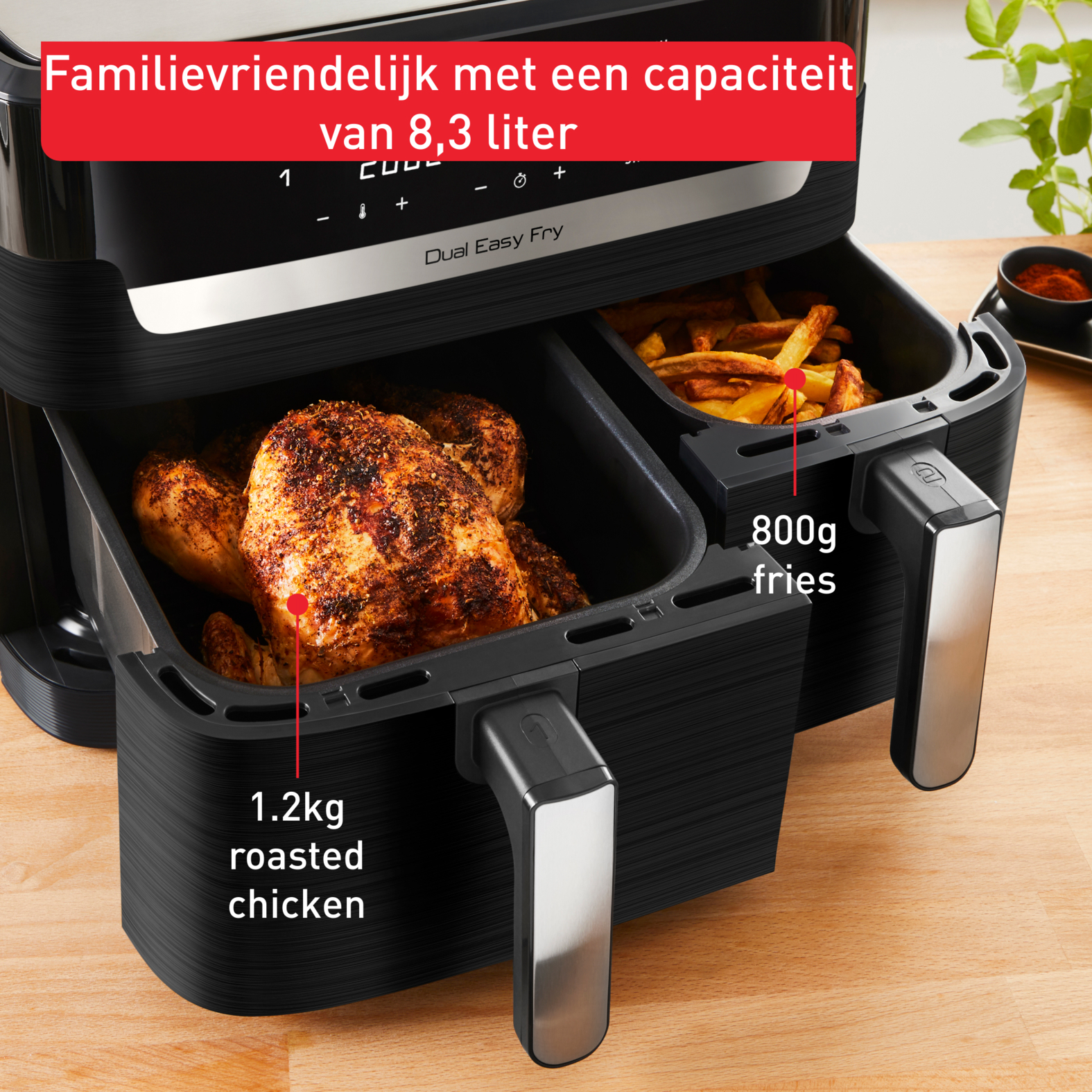 Friteuse sans huile double avec poulet rôti à gauche et frites à droite.