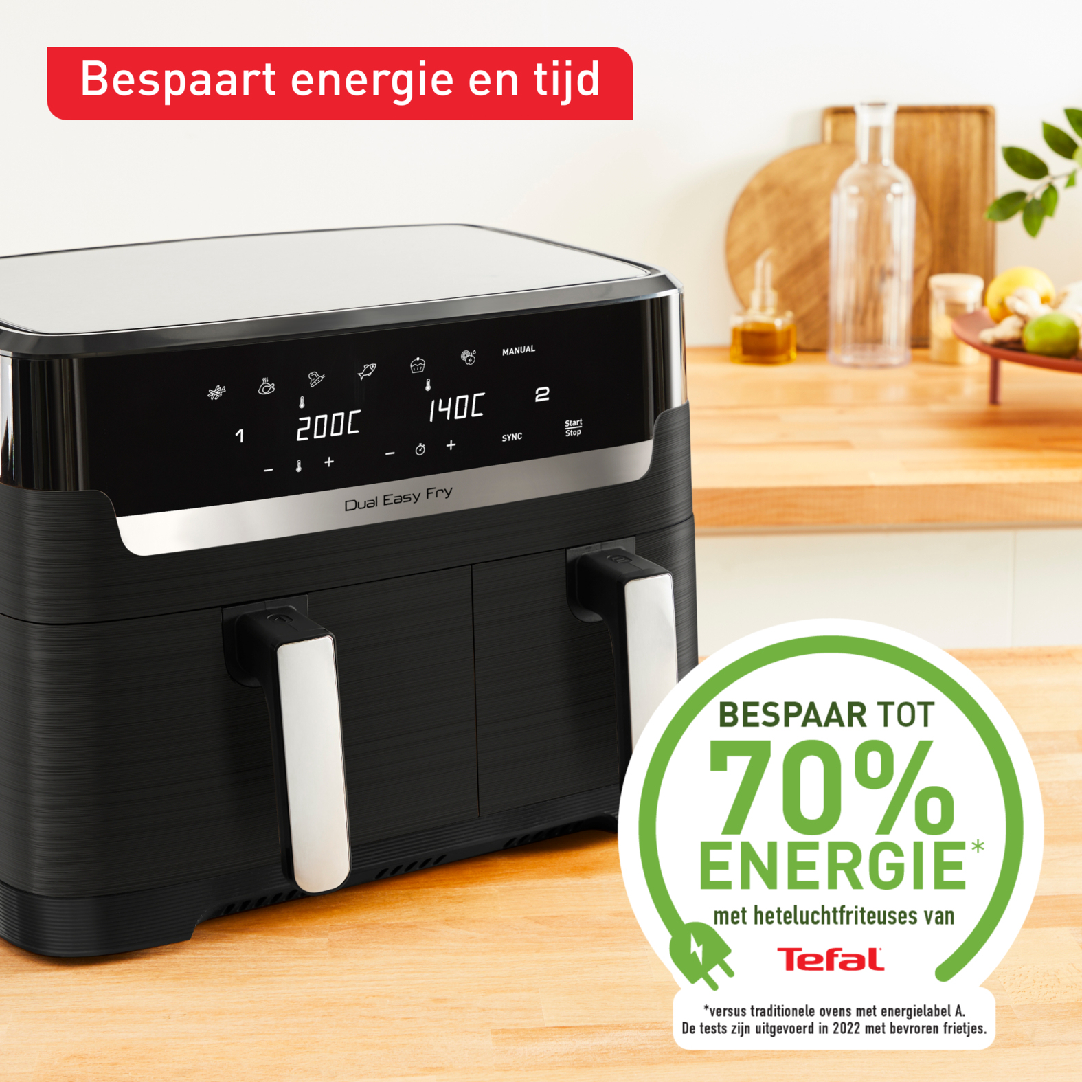 Friteuse à air noire Tefal Dual Easy Fry sur un plan de travail en bois.