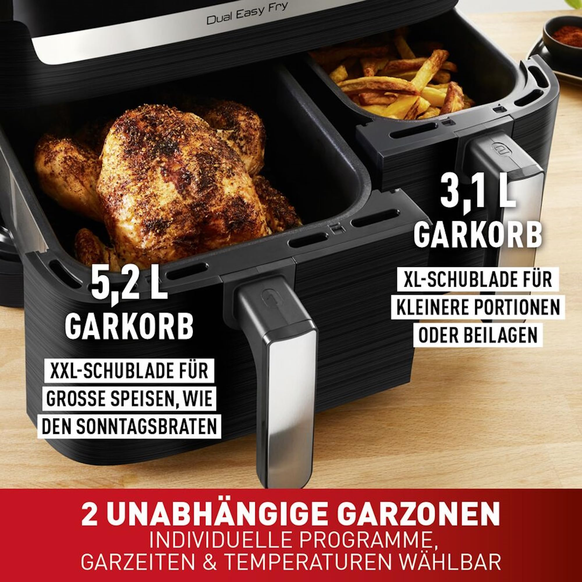 Friteuse sans huile à double bac avec un poulet entier dans le grand panier et des frites dans le petit.