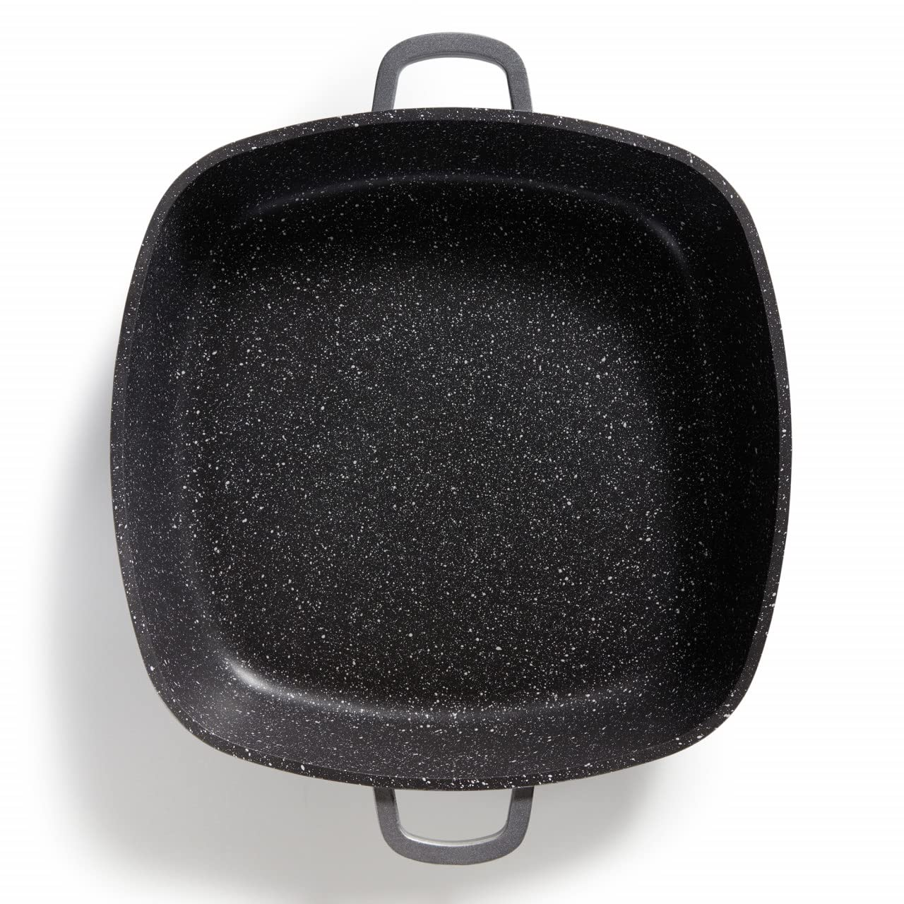 Eine schwarze, quadratische Pfanne mit grauen Henkeln und weißer Sprenkelung auf weißem Hintergrund.