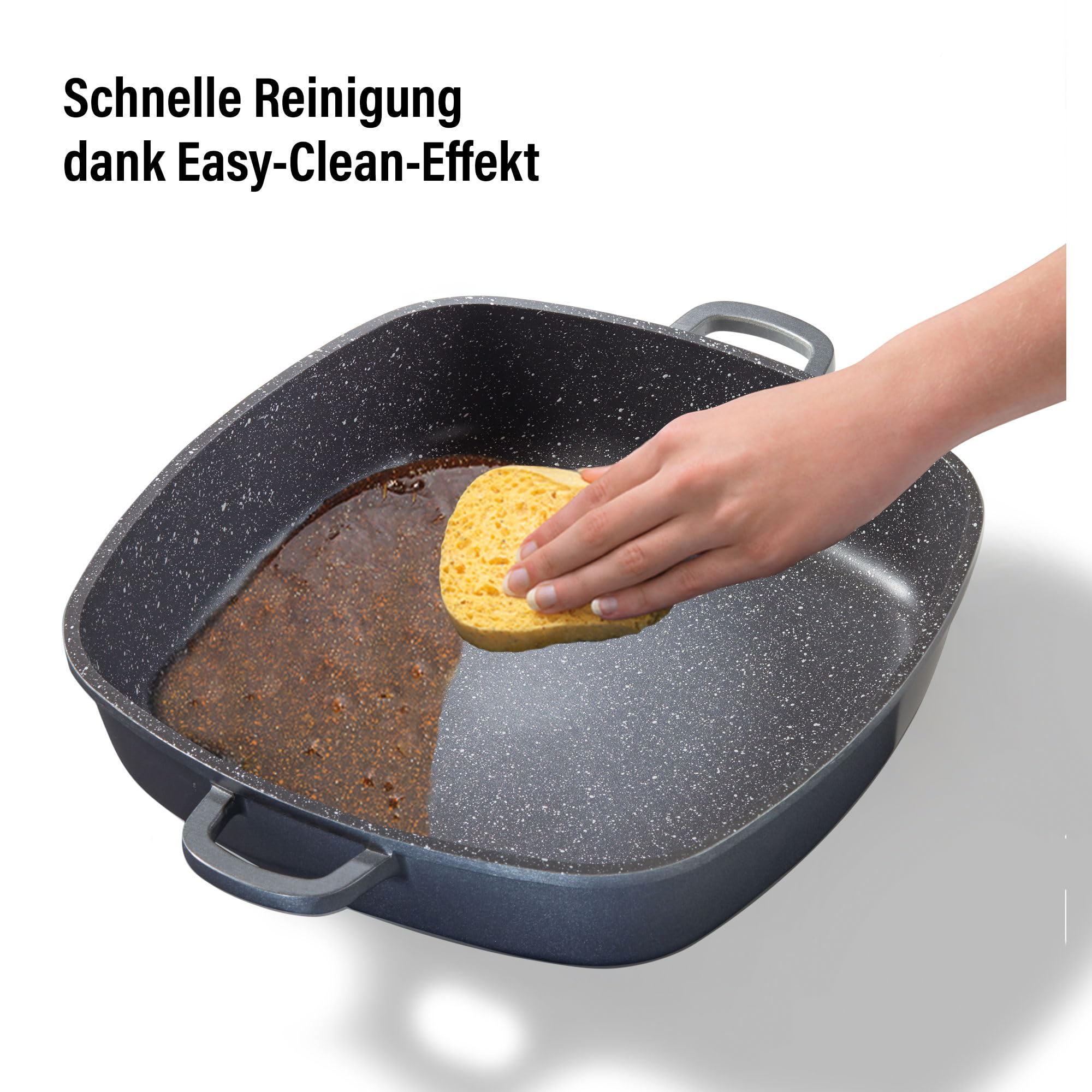 Eine Hand reinigt mit einem gelben Schwamm eine schmutzige, gesprenkelte Graue Pfanne.