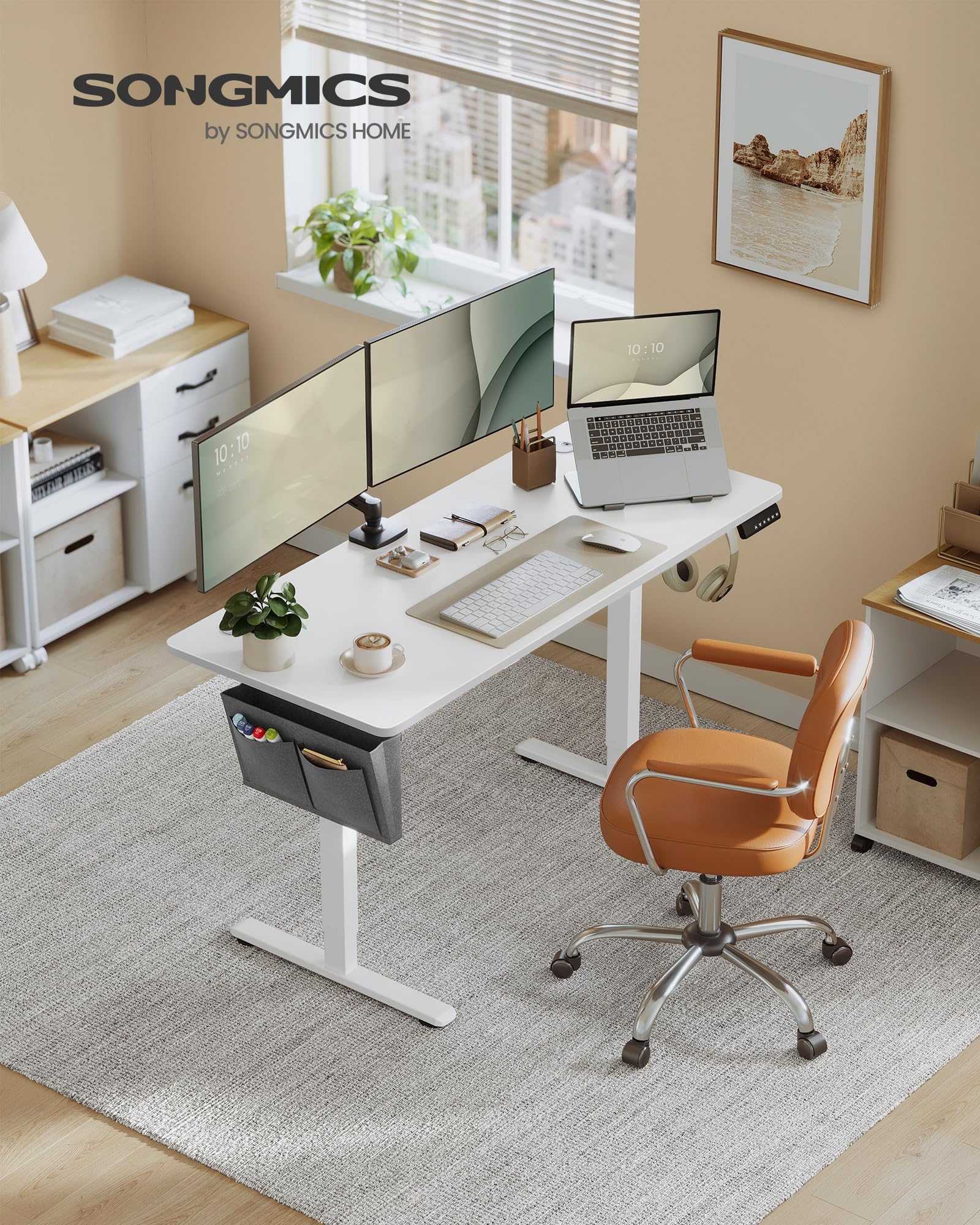 Un bureau blanc avec deux moniteurs, un ordinateur portable et une chaise de bureau orange sur un tapis clair.