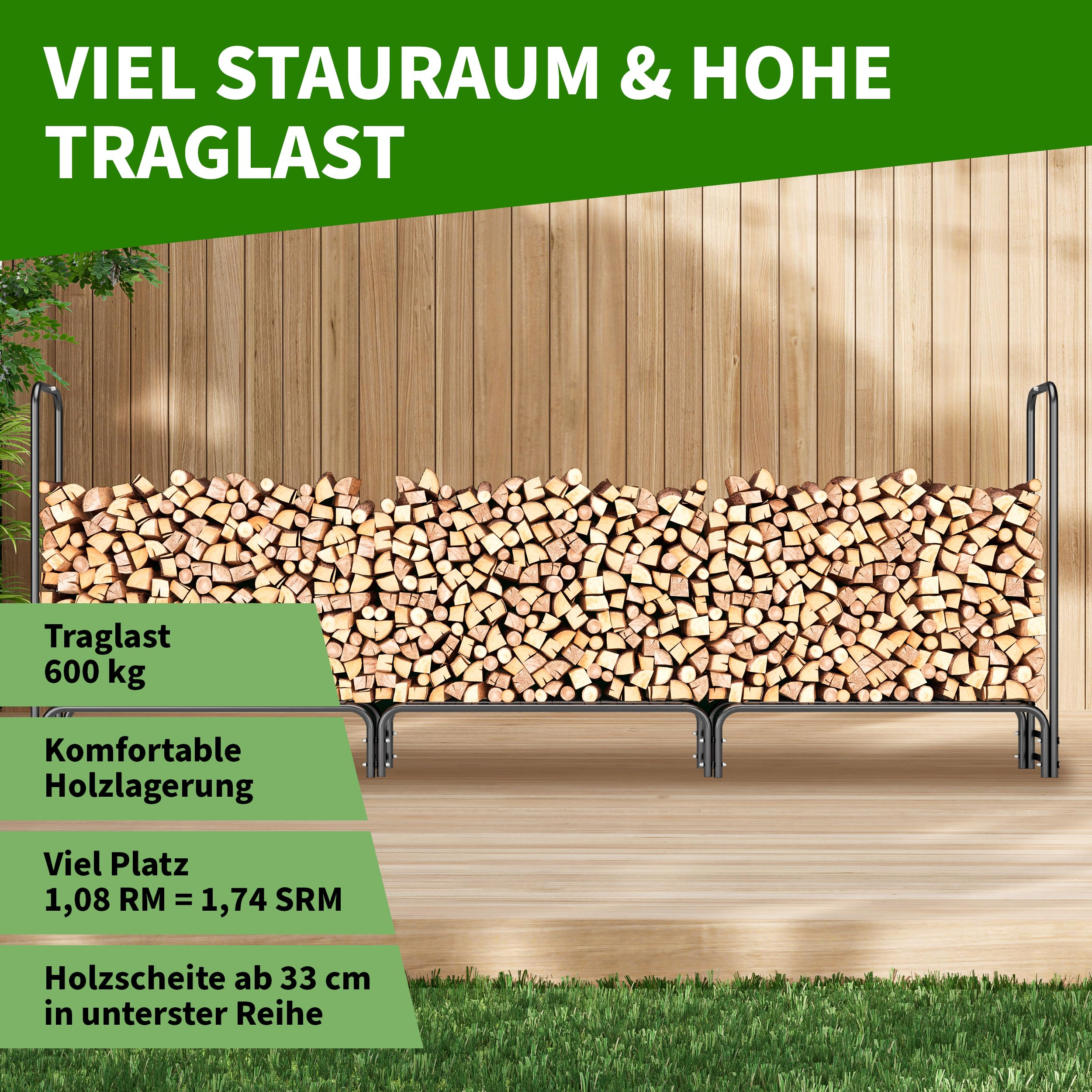 Stapel aus gespaltenem Kaminholz in einem schwarzen Metallregal vor einer Holzwand mit Grünflächen und Werbetext.