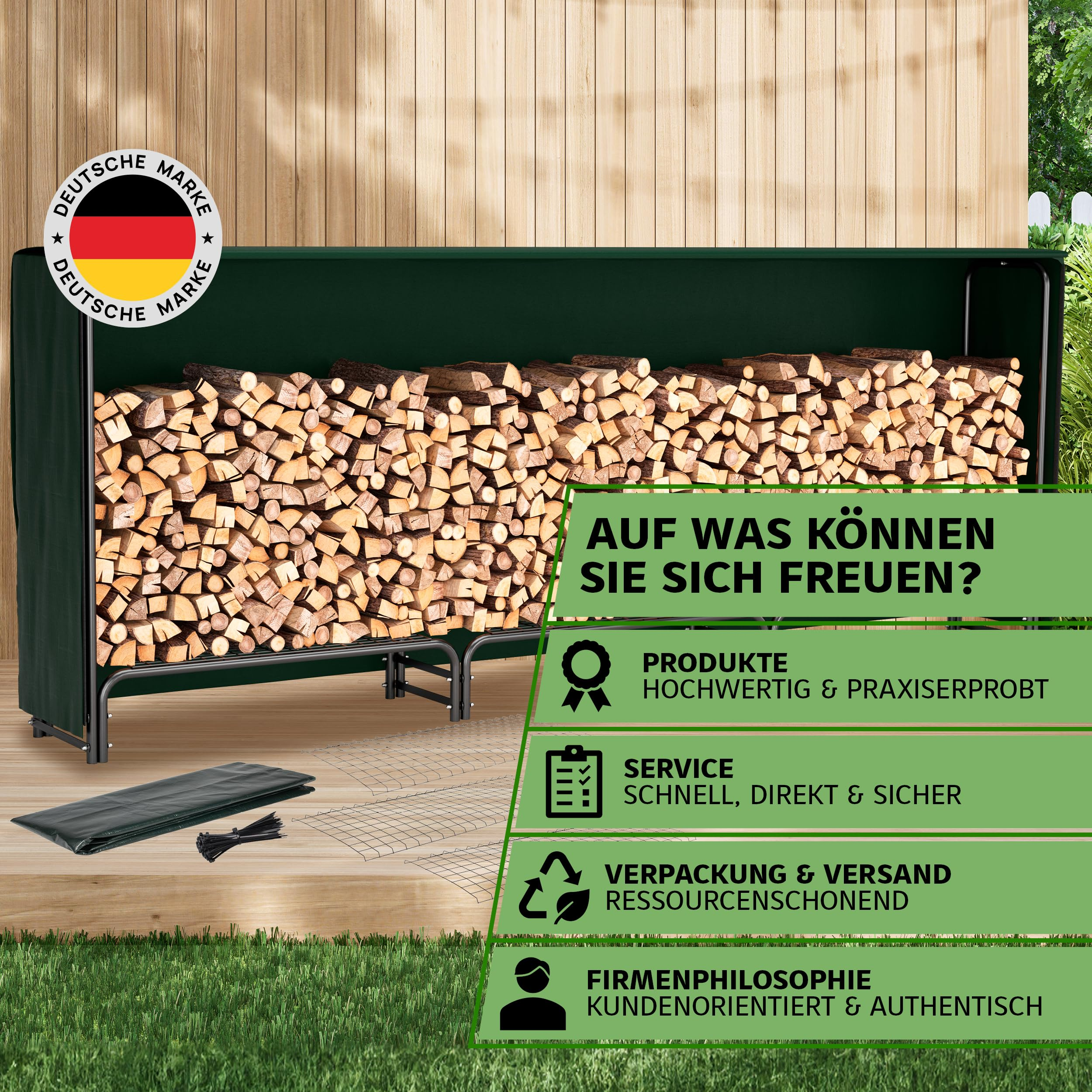 Ein Kaminholzregal mit grünem Bezug voller Holzscheite vor einer Holzwand mit deutschen Textgrafiken.