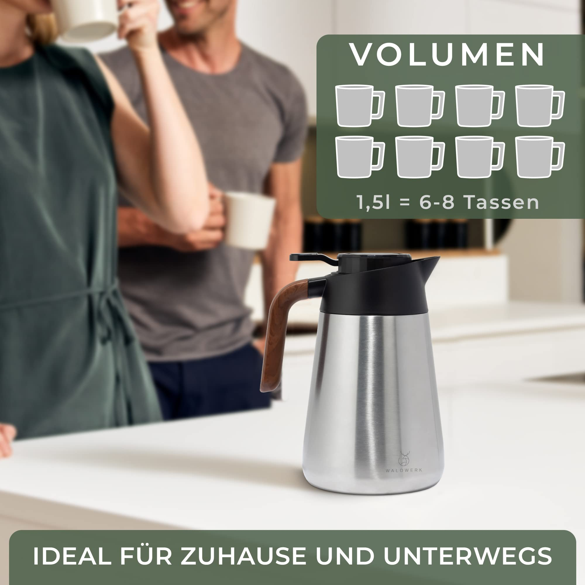 Une cafetière isotherme en acier inoxydable avec manche en bois dans une cuisine. En arrière-plan, deux personnes boivent du café.