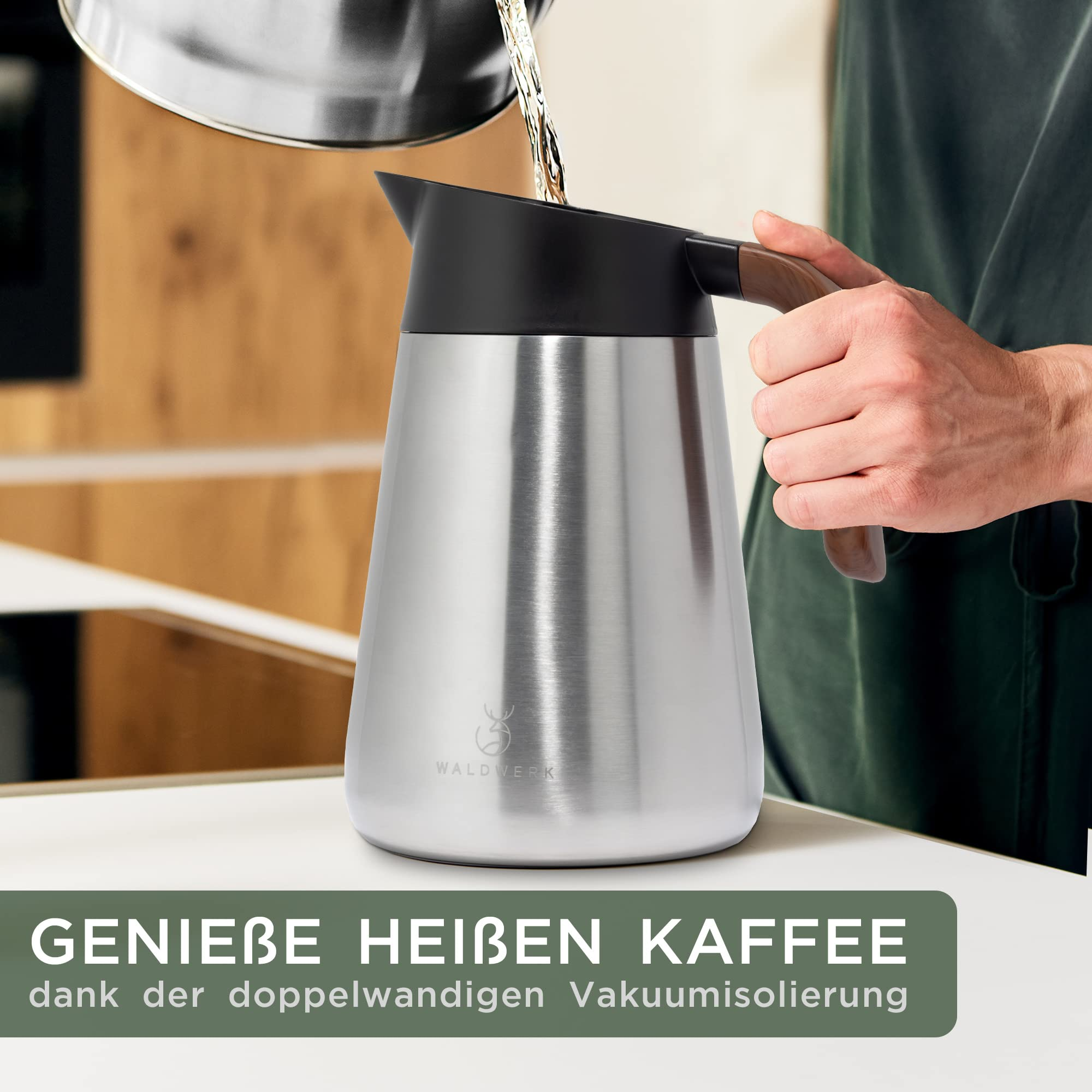 Une main tient une cafetière argentée avec une poignée en bois pendant qu'on verse du café chaud.