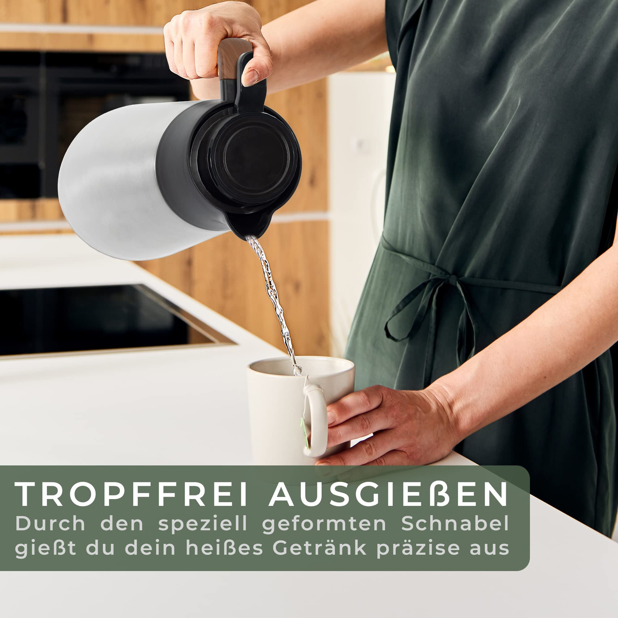 Une personne versant une boisson chaude d'une thermos dans une tasse.