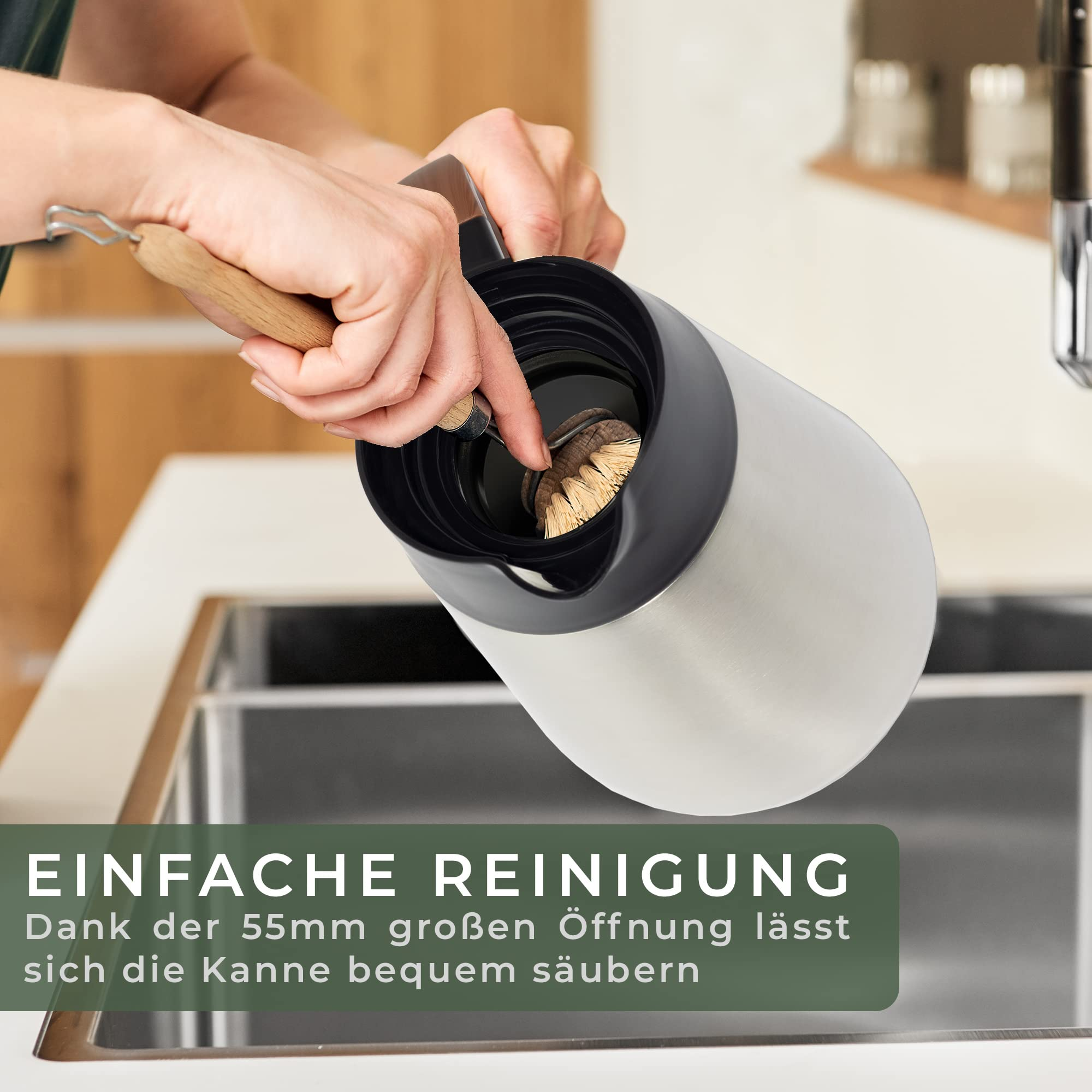 Une main nettoie une thermos avec une brosse au-dessus d'un évier.