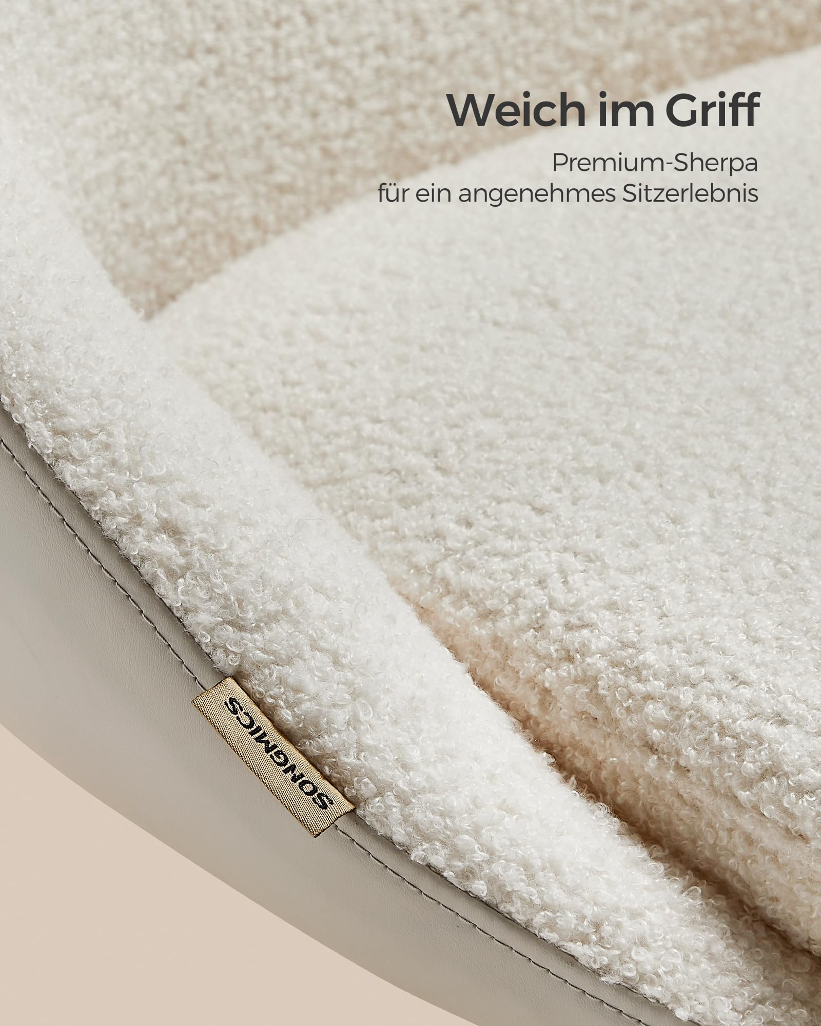 Gros plan sur la surface d'une chaise sherpa blanche avec une étiquette SONGMICS.