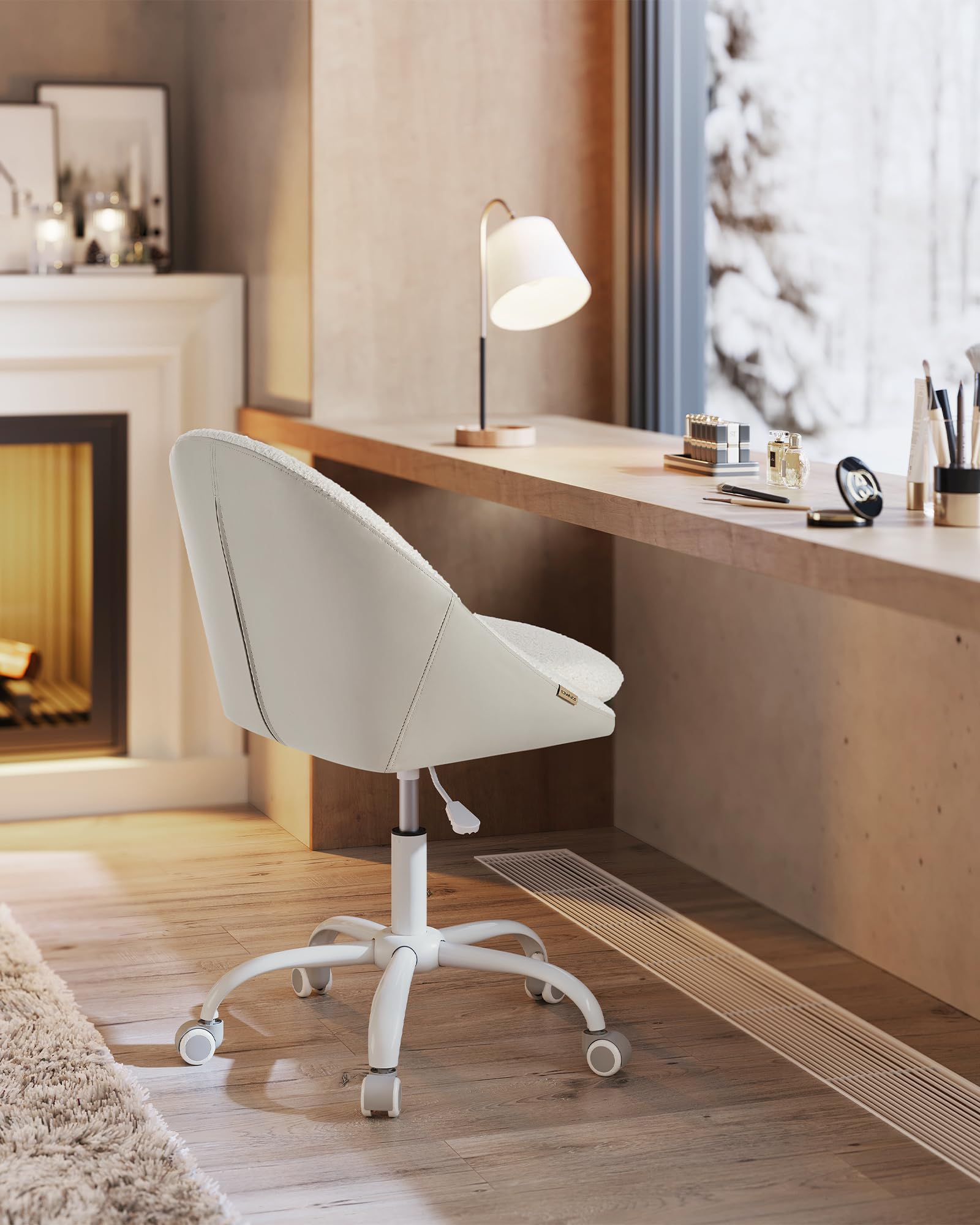 Une chaise pivotante blanche devant un bureau en bois avec lampe et maquillage, près d'une cheminée.