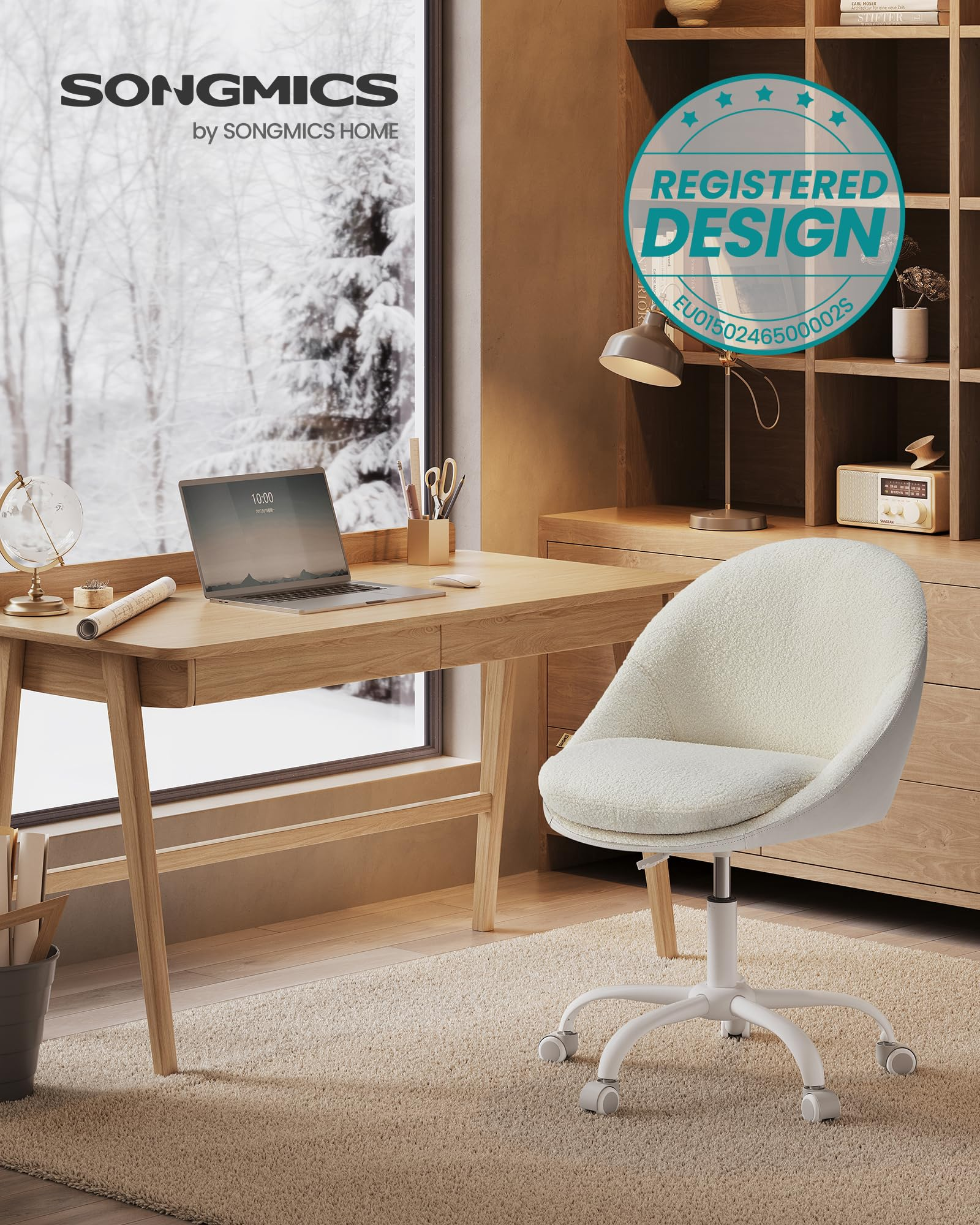 Un bureau en bois avec un ordinateur portable devant une fenêtre enneigée et une chaise blanche.