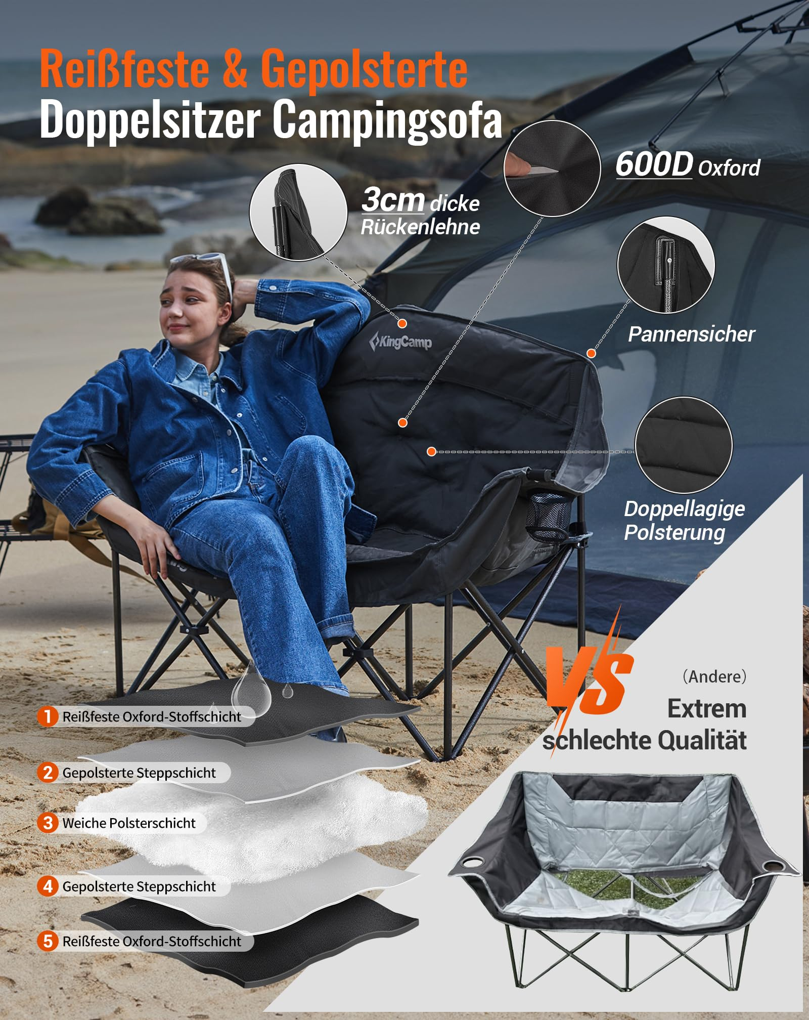 Eine Frau entspannt in einem schwarzen Doppel-Campingsofa am Sandstrand, mit Details zum Material.