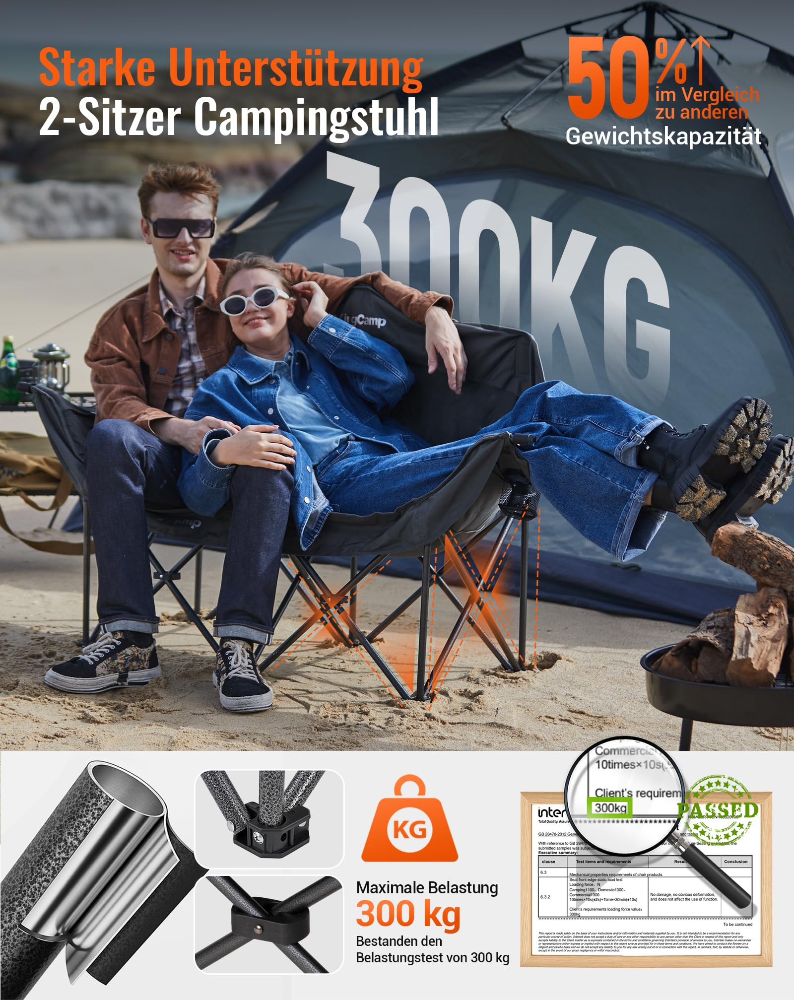 Paar sitzt auf einem stabilen 300kg 2-Sitzer Campingstuhl am Strand, mit Produktdetails unten.