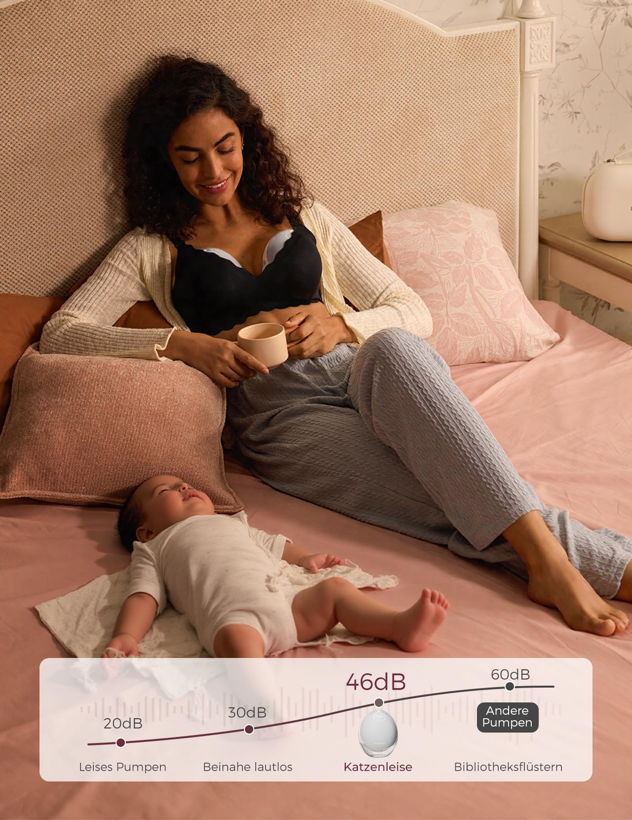 Una donna a letto con tiralatte mentre un neonato dorme.