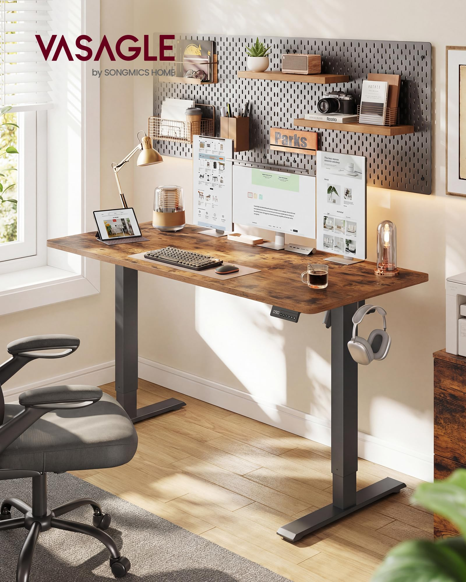 Un bureau debout moderne avec des écrans, des accessoires et un panneau perforé au mur dans un bureau à domicile.