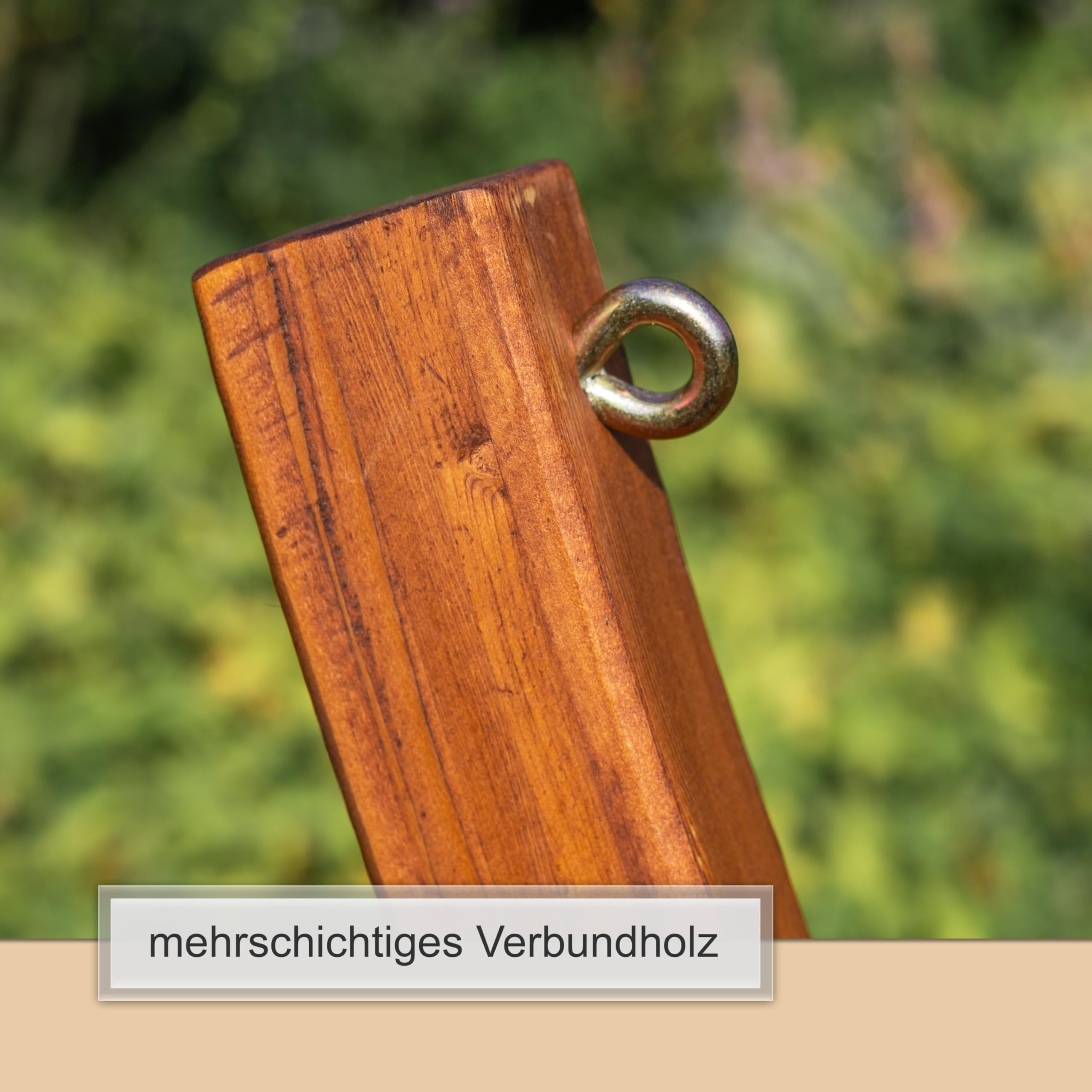 Ein hölzernes Bauteil mit einer Metallöse im Freien.