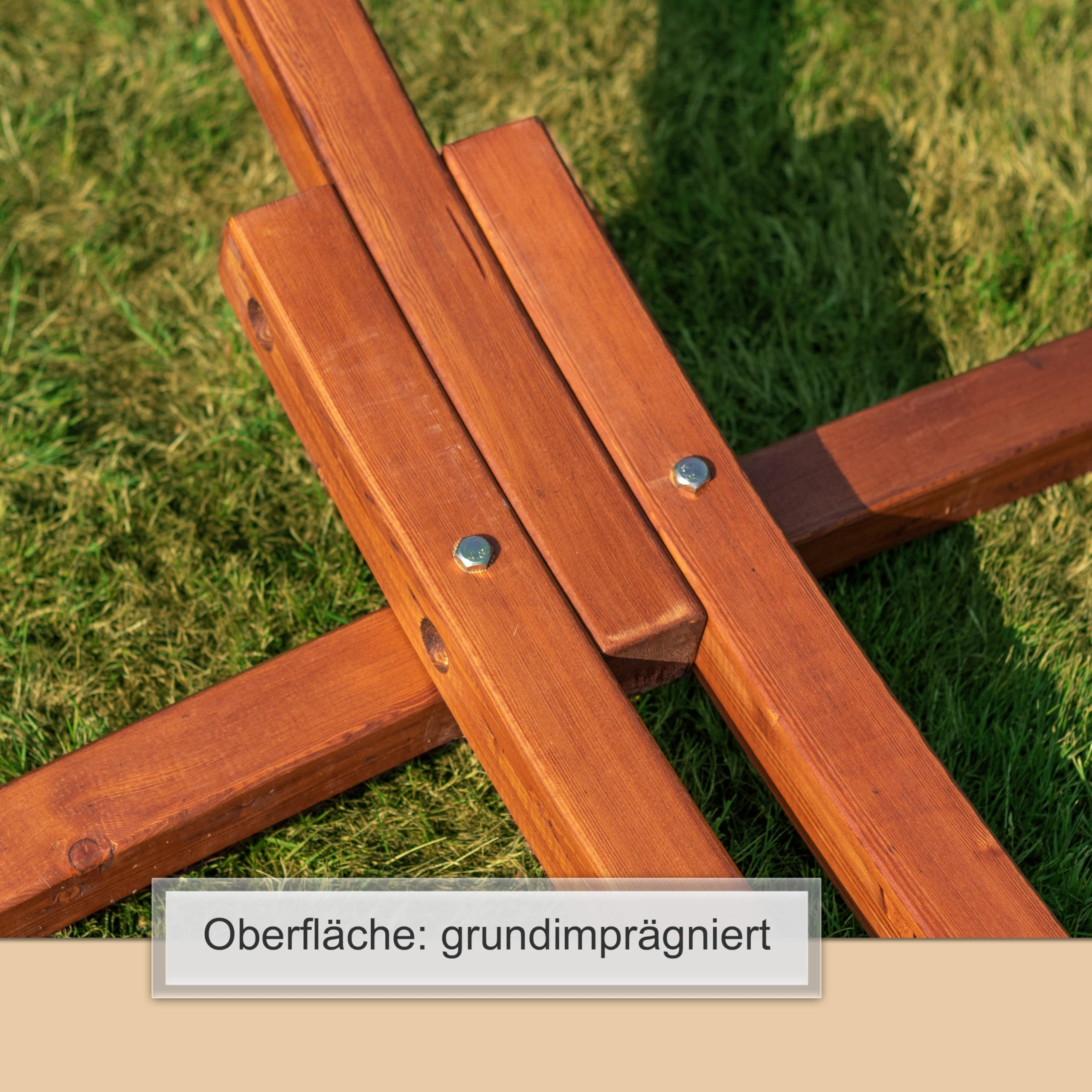 Holzbalken eines Gestells auf grünem Rasen mit Bolzen verbunden.