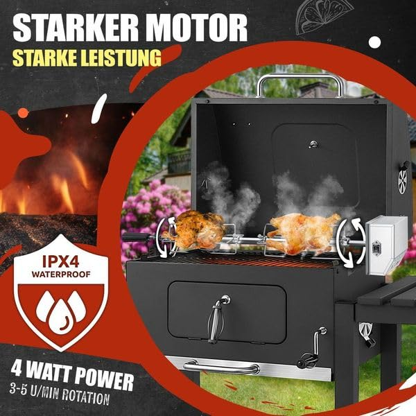 Ein schwarzer Holzkohlegrill mit elektrischem Drehspieß, auf dem zwei Hähnchen braten, überlagert mit Werbetext.