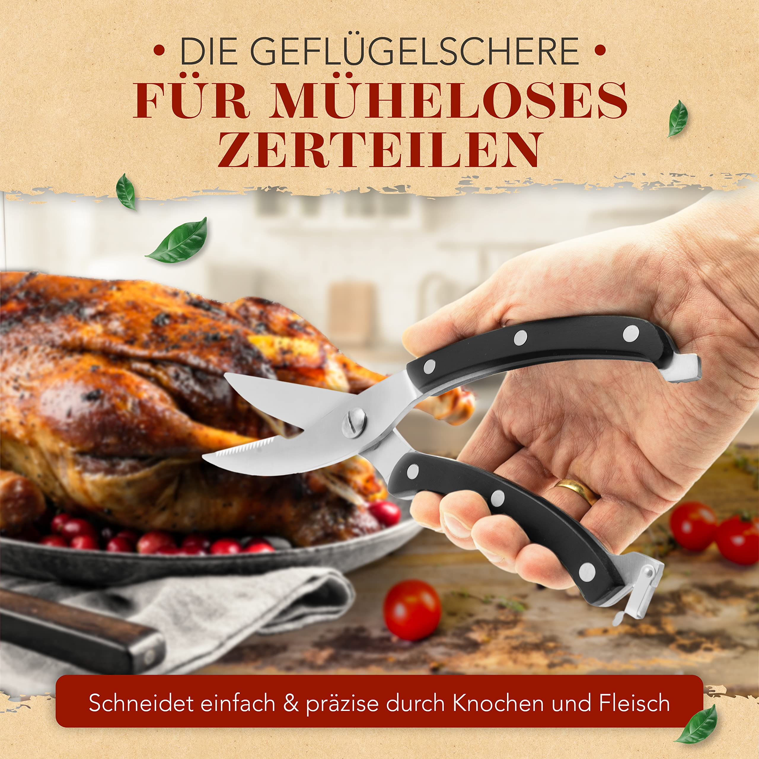 Une main tenant des cisailles à volaille près d'un poulet rôti sur une table avec des tomates.
