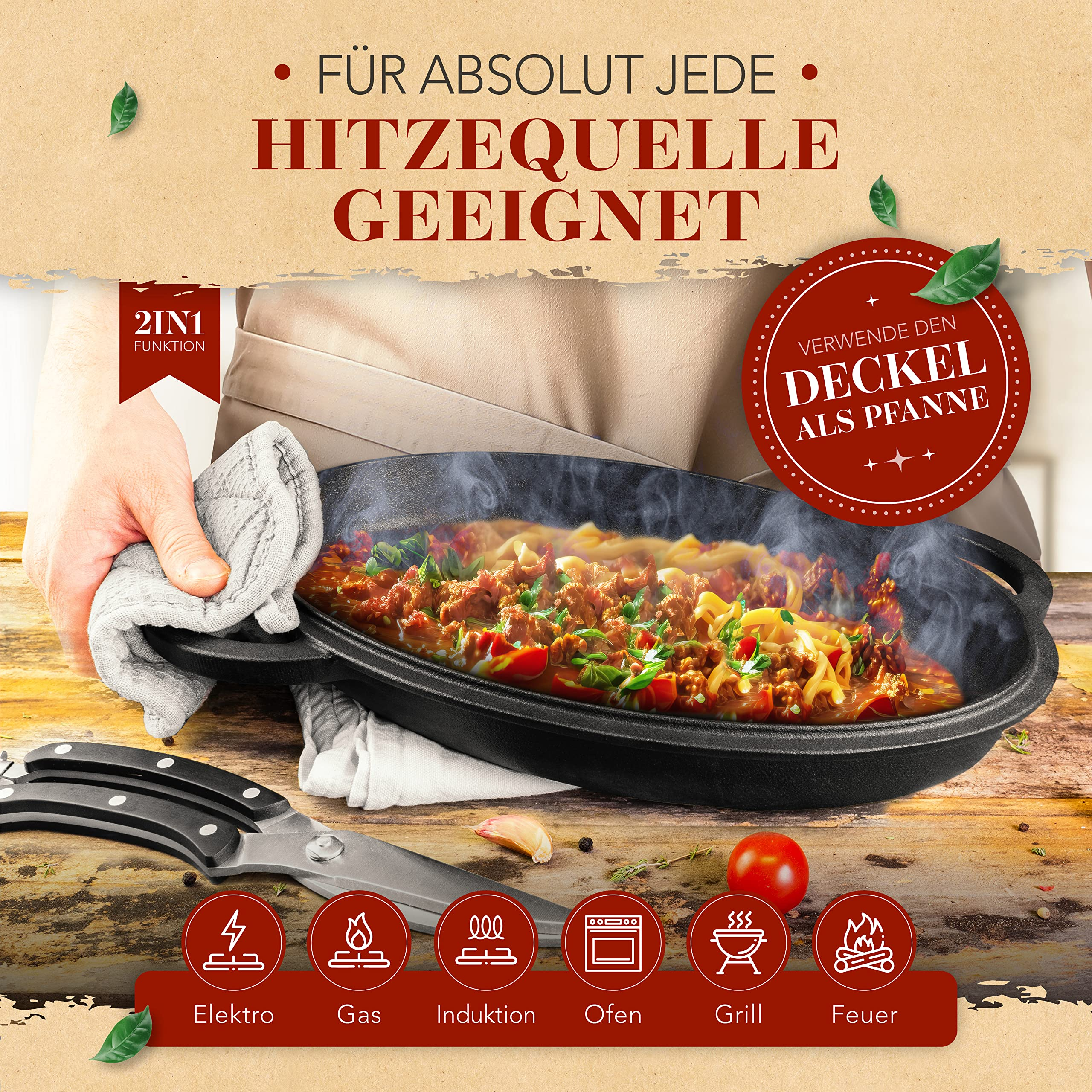 Une main tient une poêle en fonte chaude avec des pâtes et de la viande sur une table en bois.