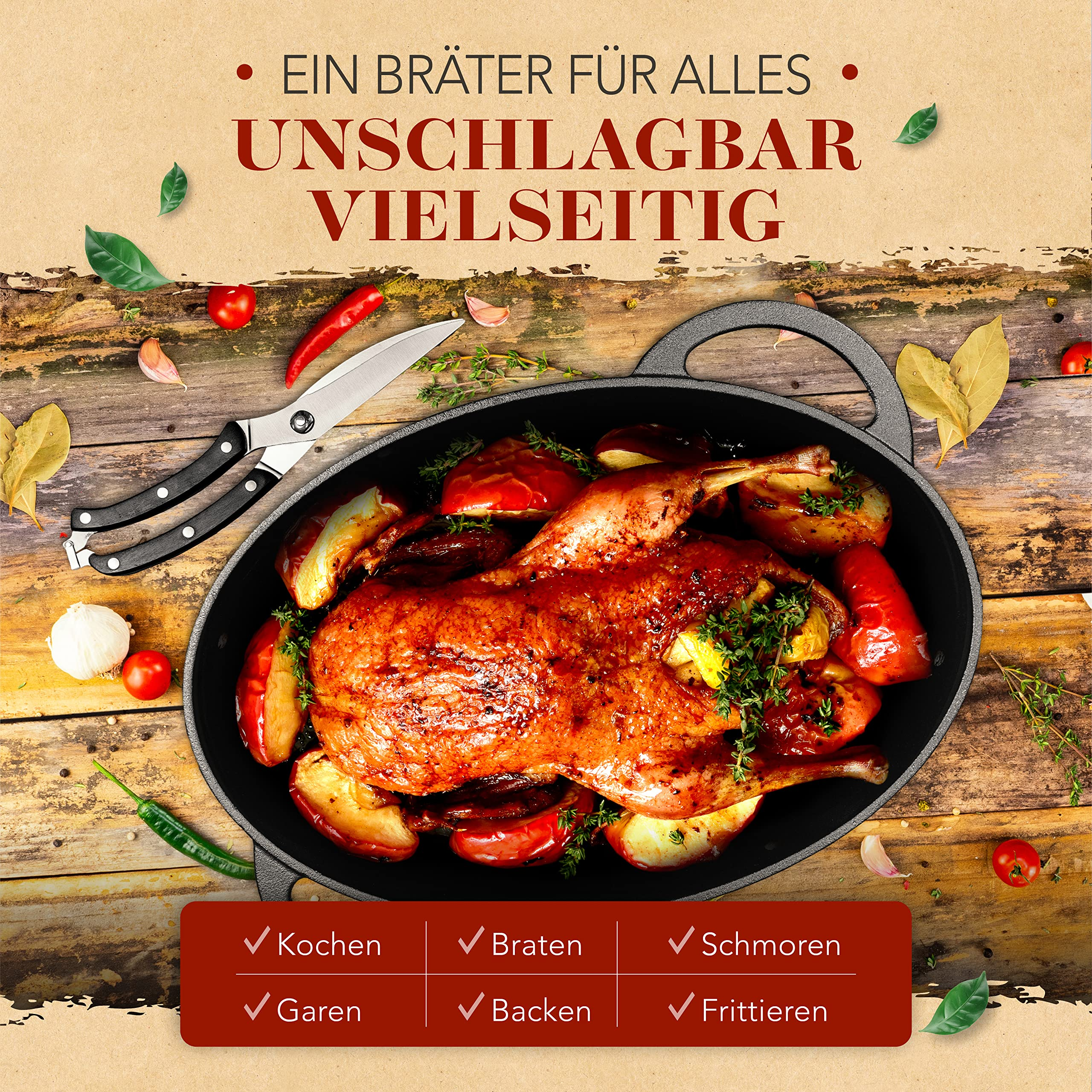 Une cocotte avec canard rôti, pommes et herbes sur une table en bois avec épices et ciseaux.