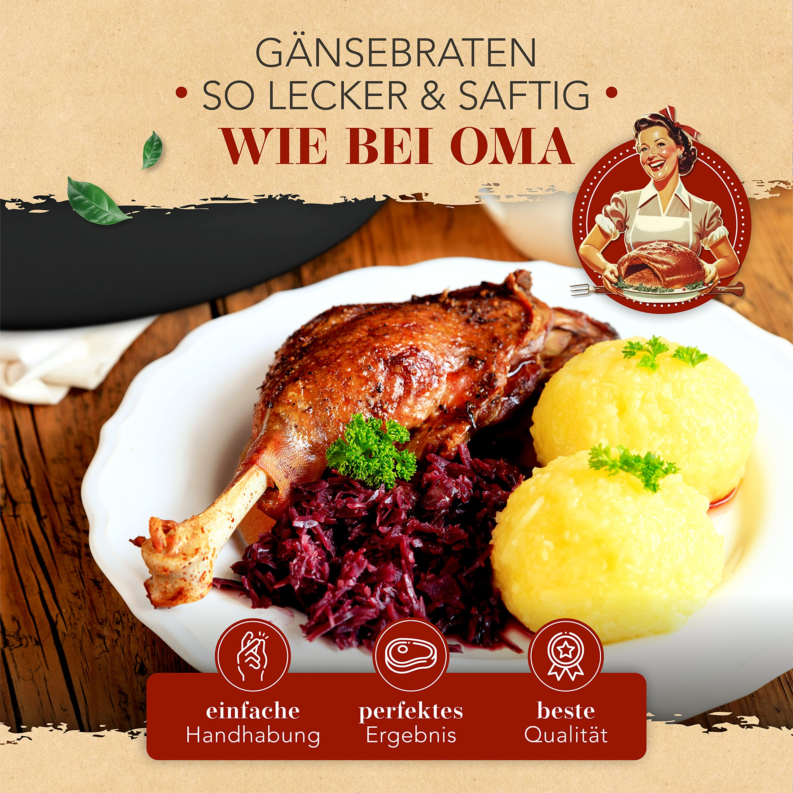 Une assiette d'oie rôtie, de chou rouge et de deux boulettes de pommes de terre sur une table en bois, avec du texte.